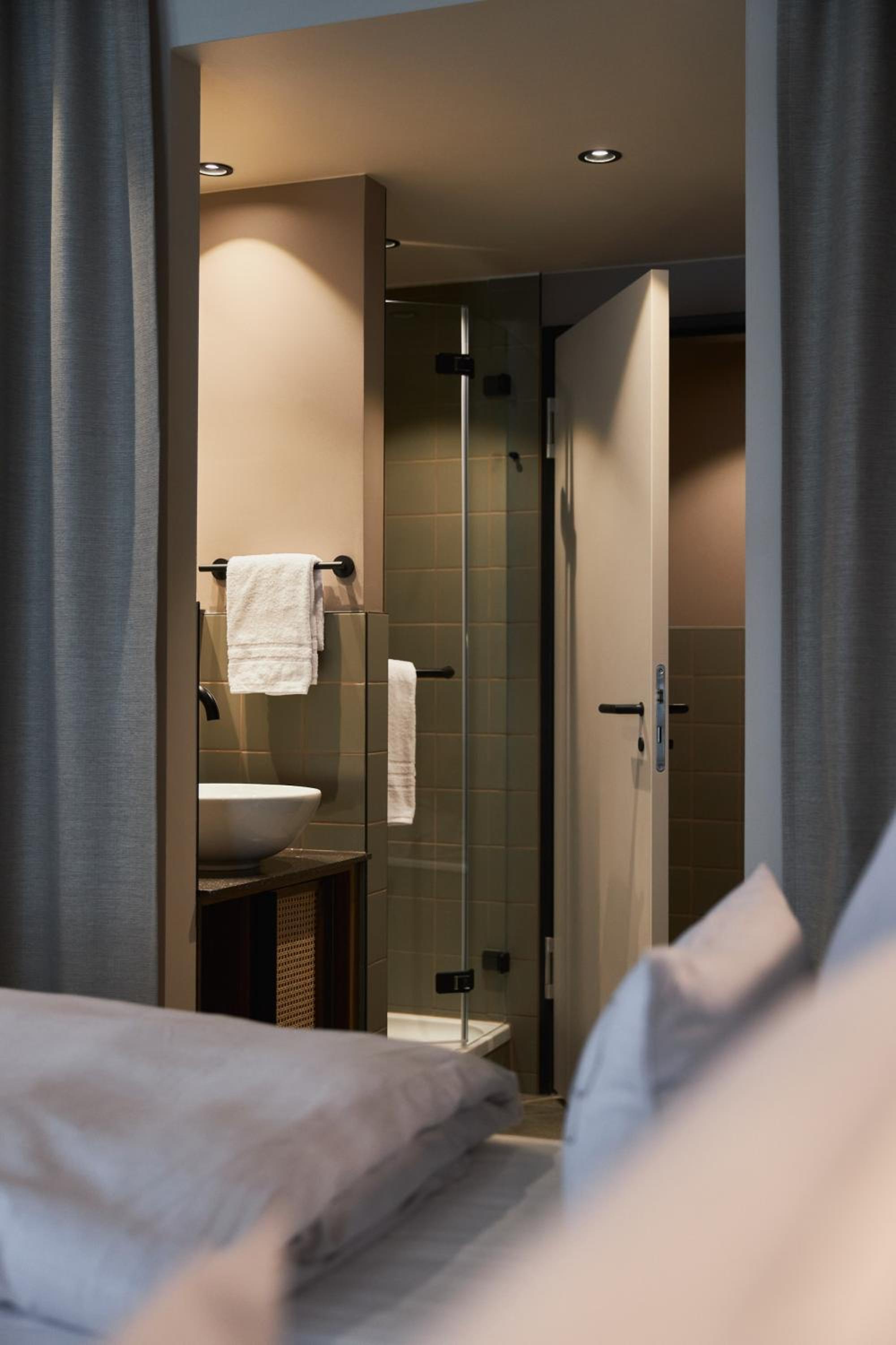 Twin Room with Bath (TWIN) - Photo 18