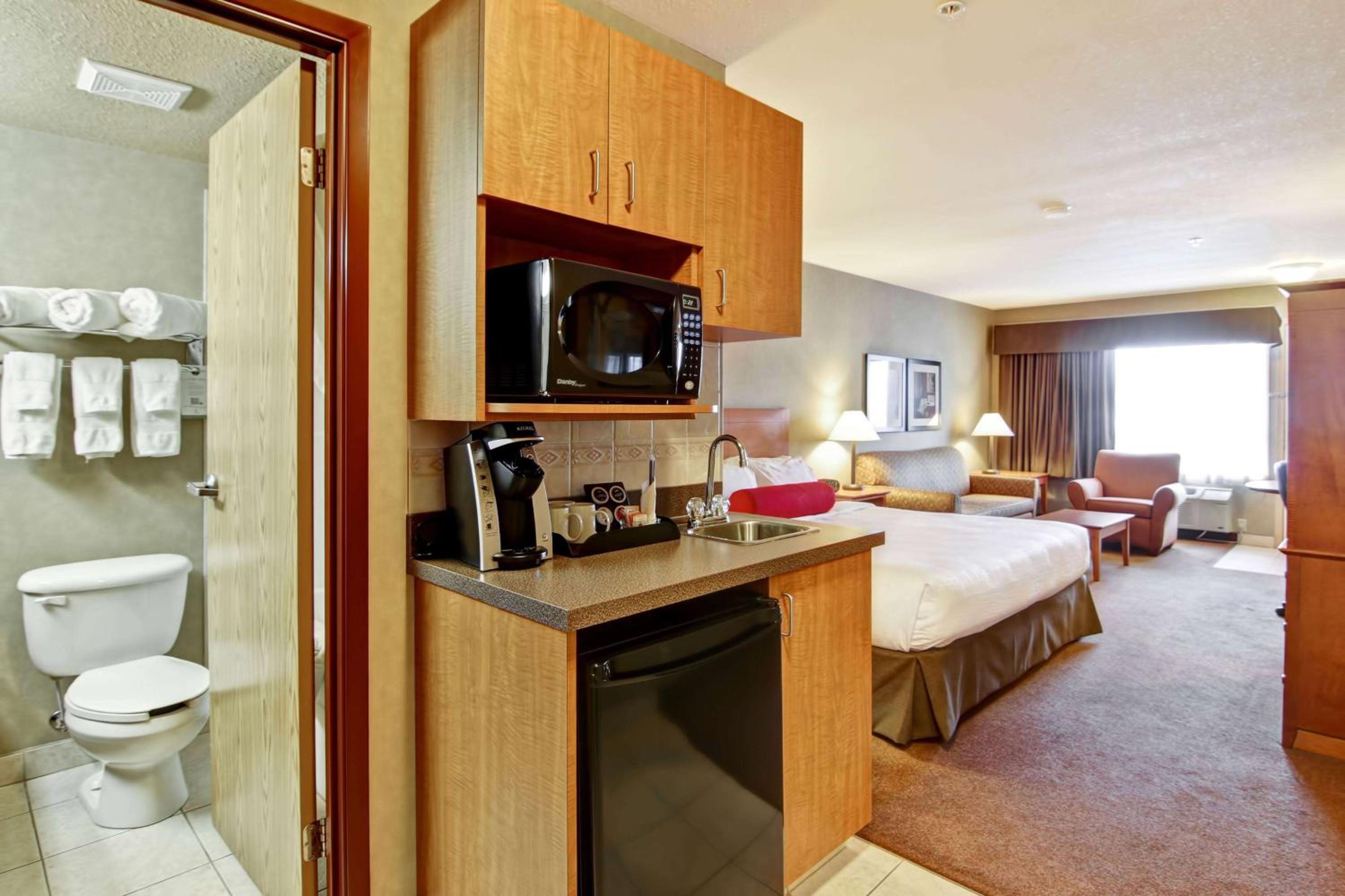 Deluxe King Room - Non-Smoking - Photo 3