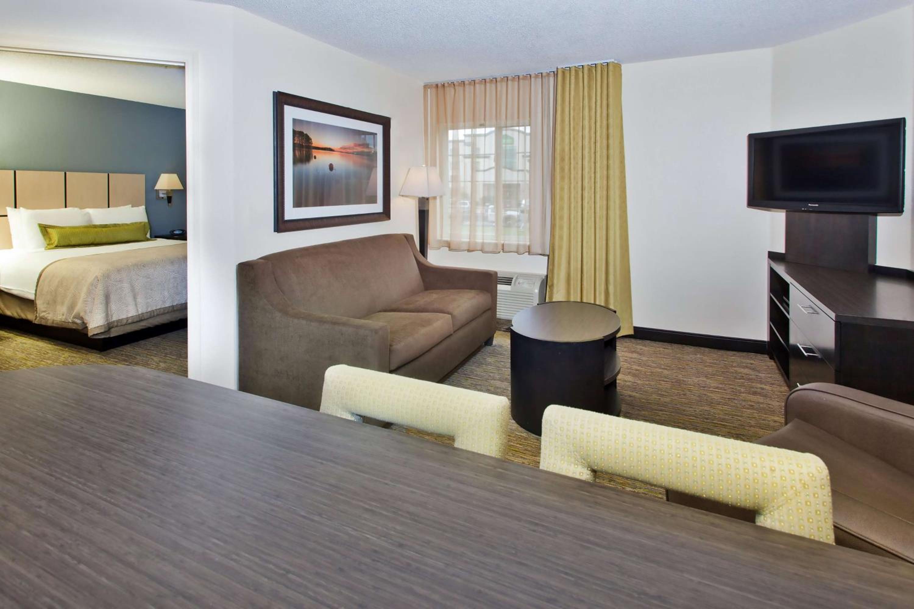 One-Bedroom Queen Suite - Photo 3