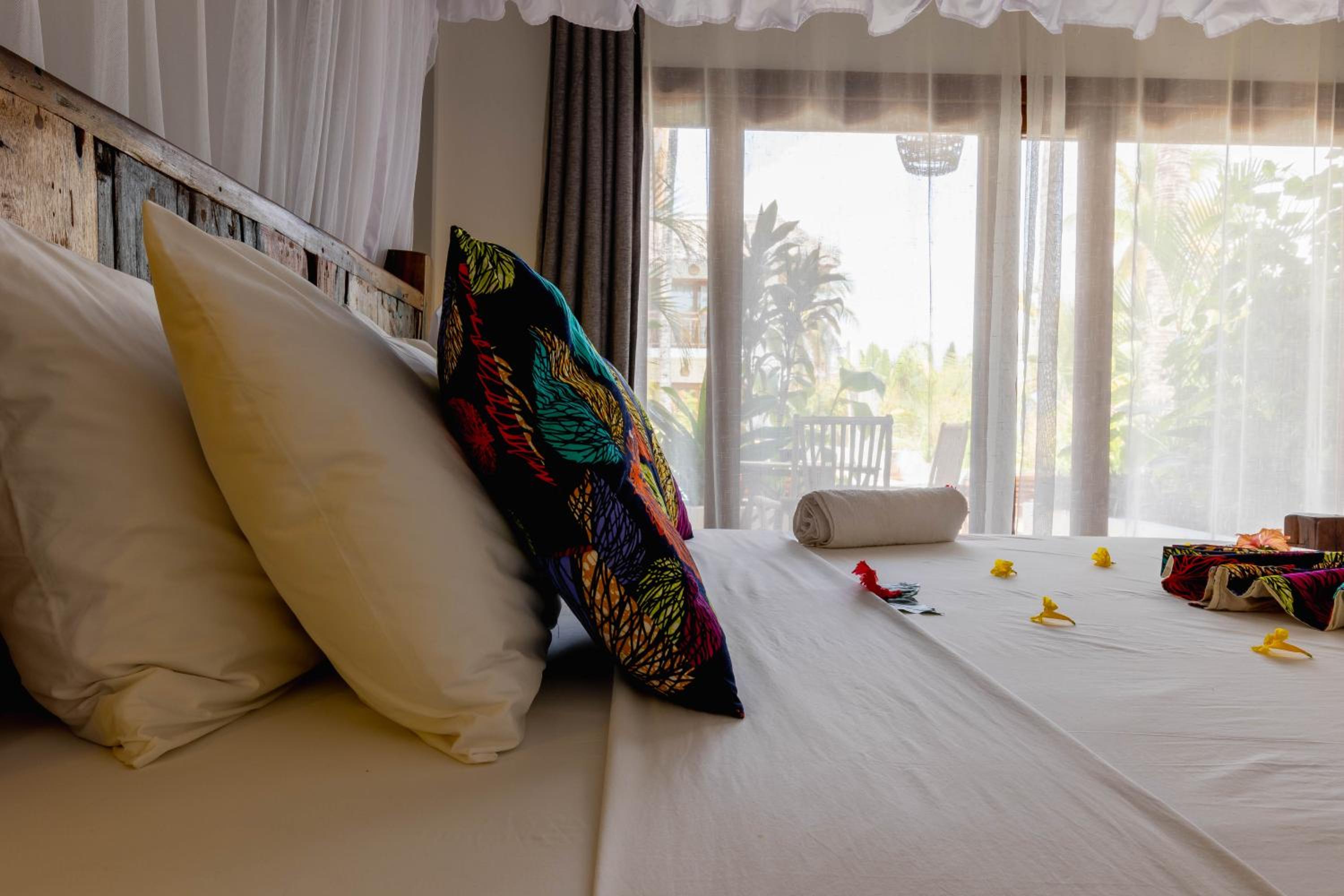 King Room with Pool View - Photo 7