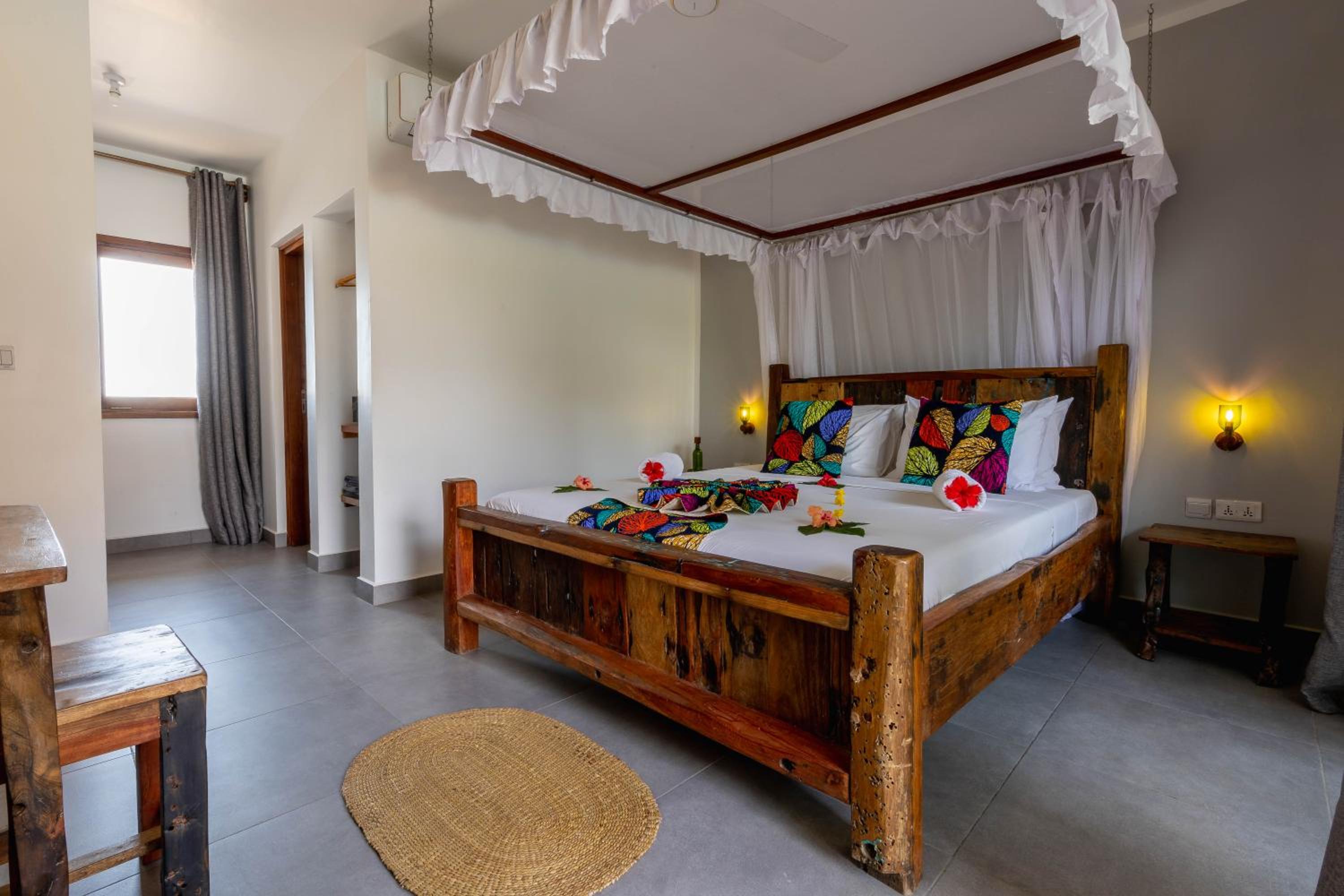King Room with Pool View - Photo 8