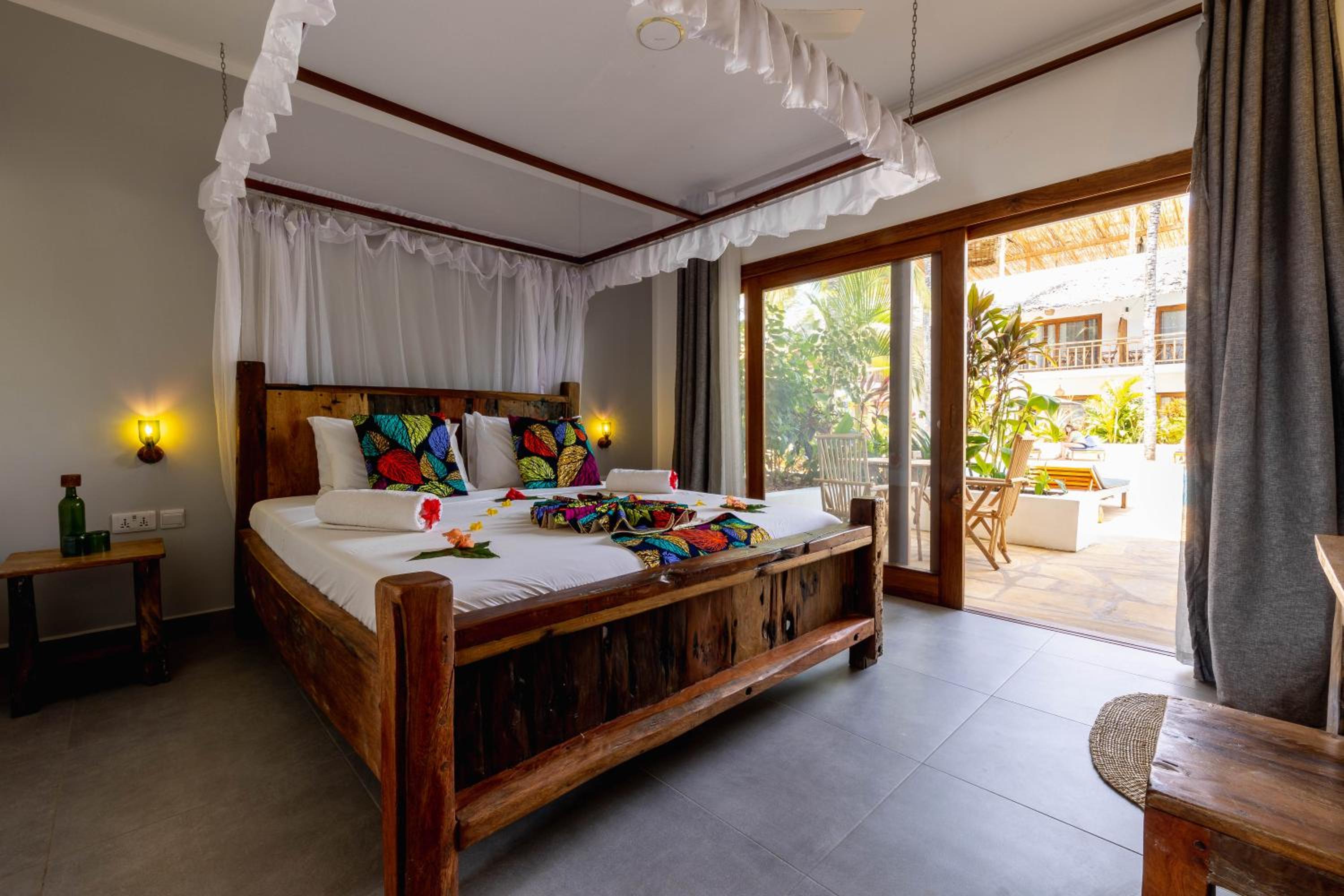 King Room with Pool View - Photo 1