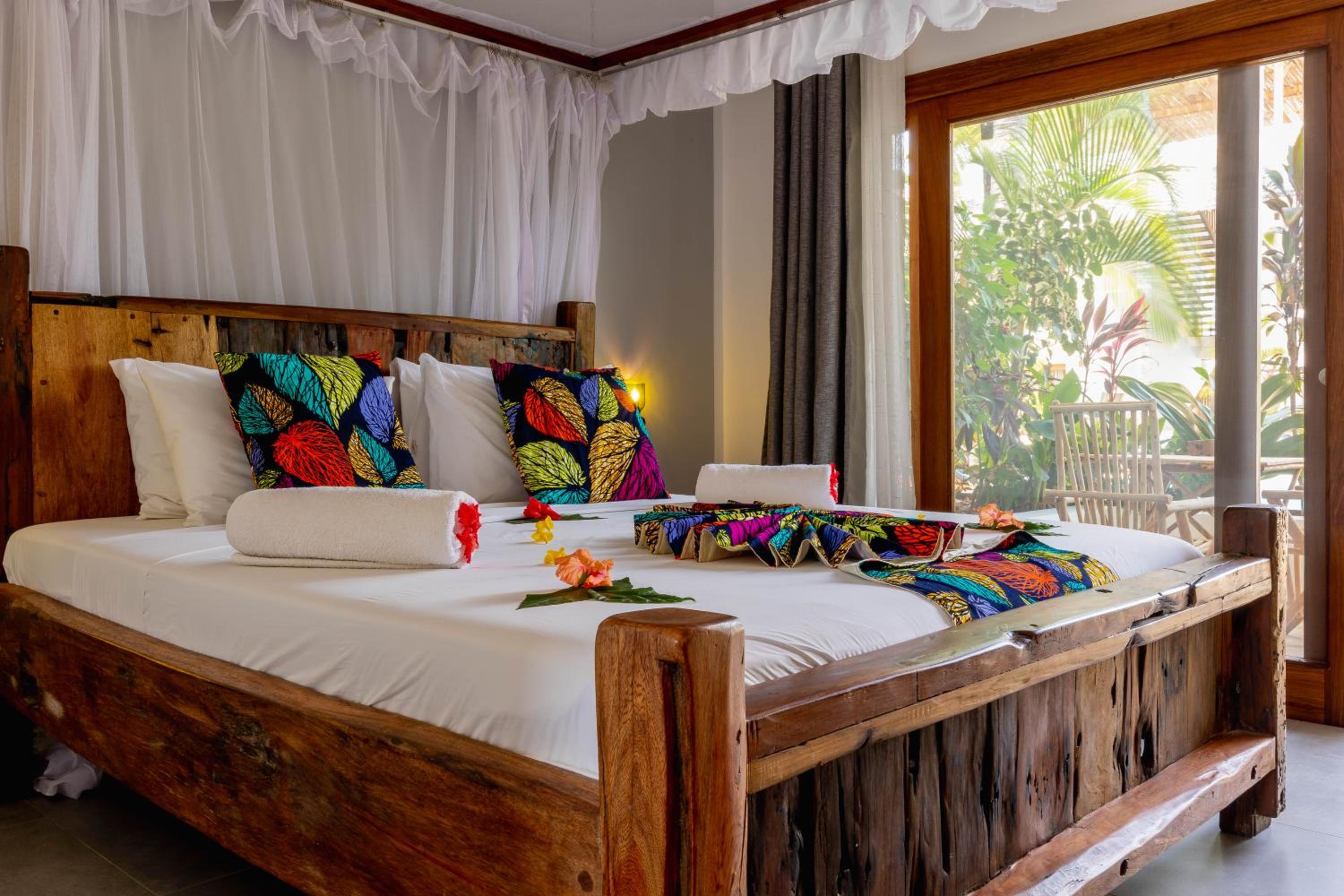 King Room with Pool View - Photo 6