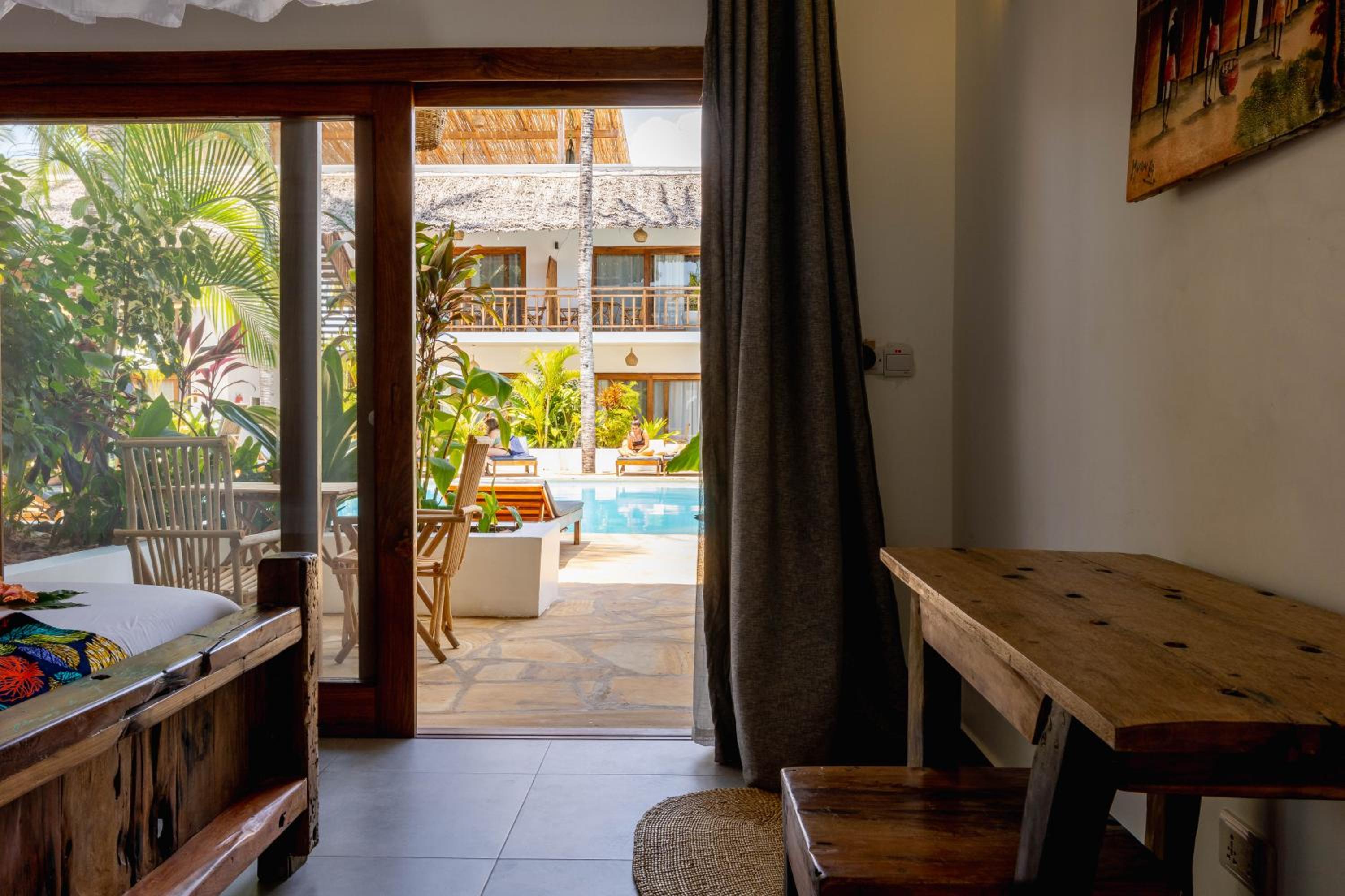 King Room with Pool View - Photo 9