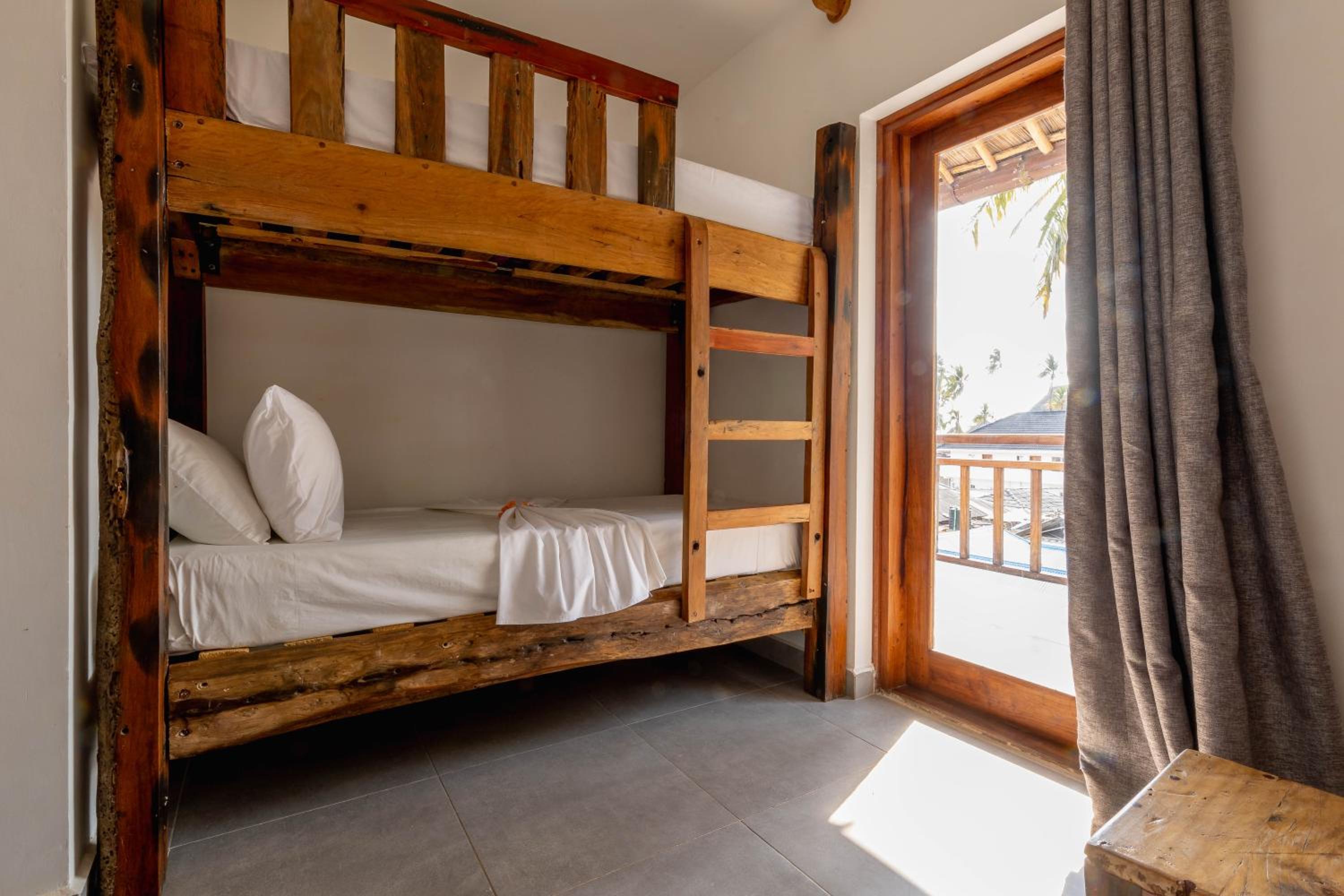 Family Suite with Balcony - Photo 10