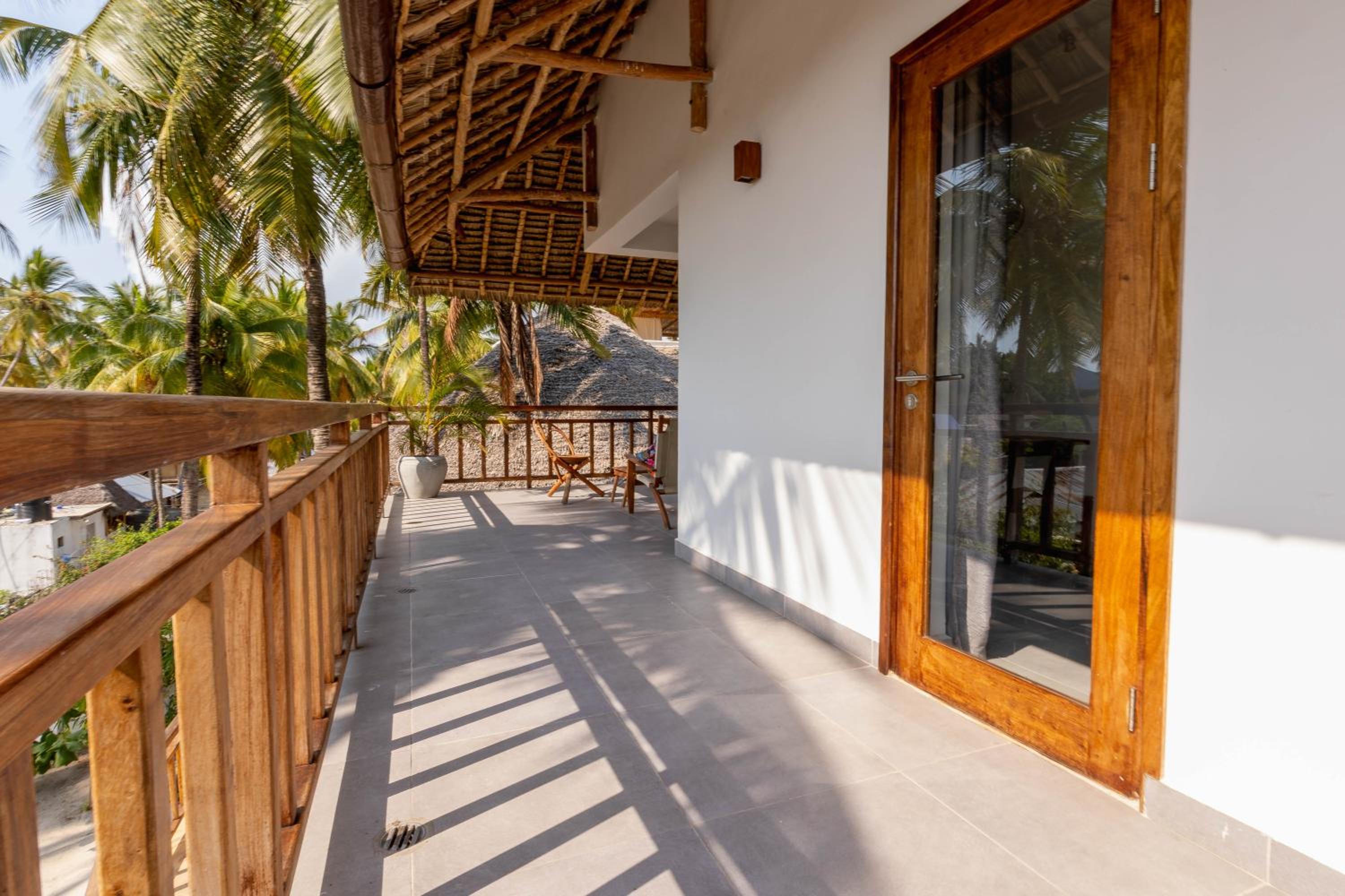 Family Suite with Balcony - Photo 6