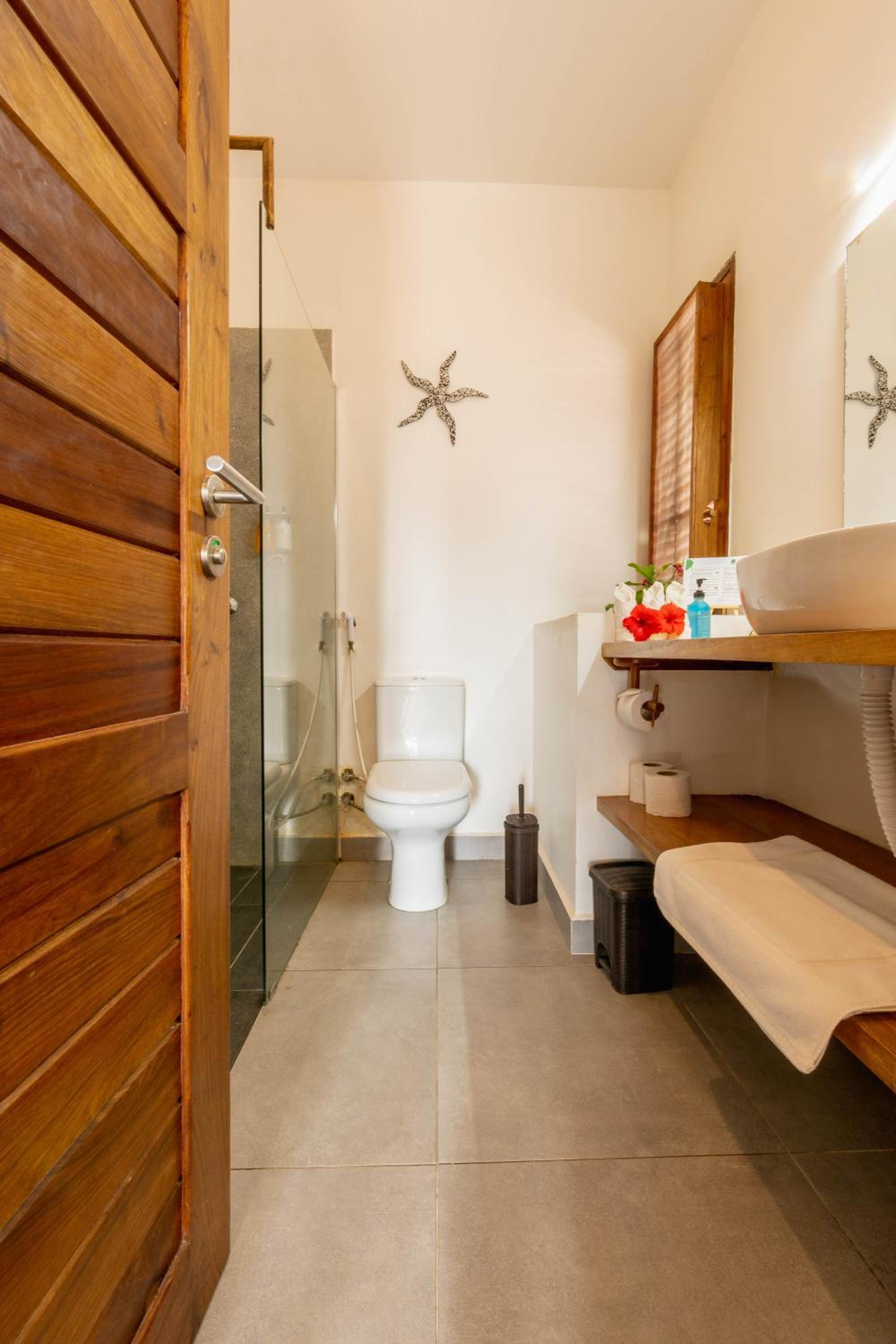 Family Suite with Balcony - Photo 8