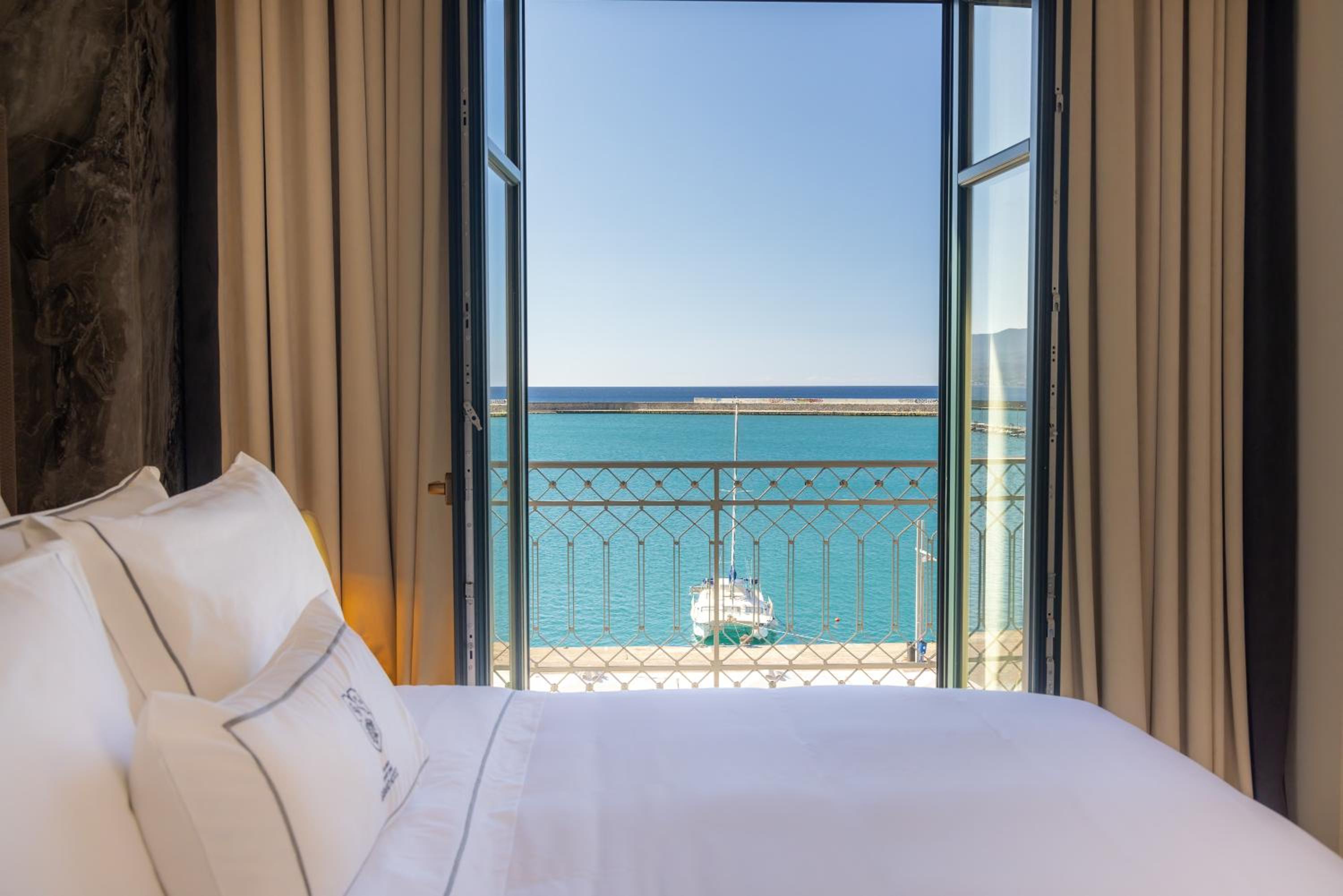 Deluxe Double Room with Sea View - Photo 2