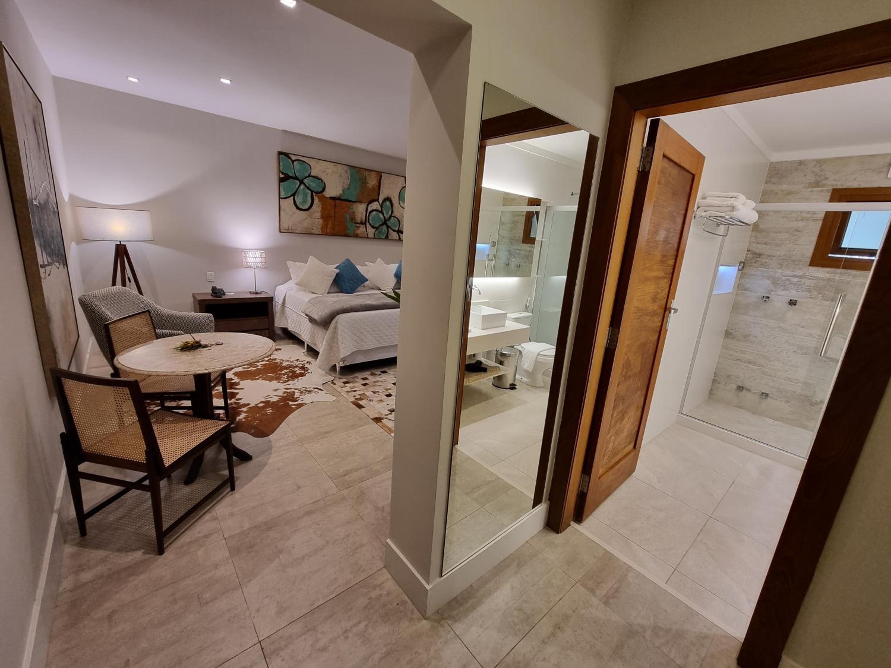 Deluxe King Suite photo 3