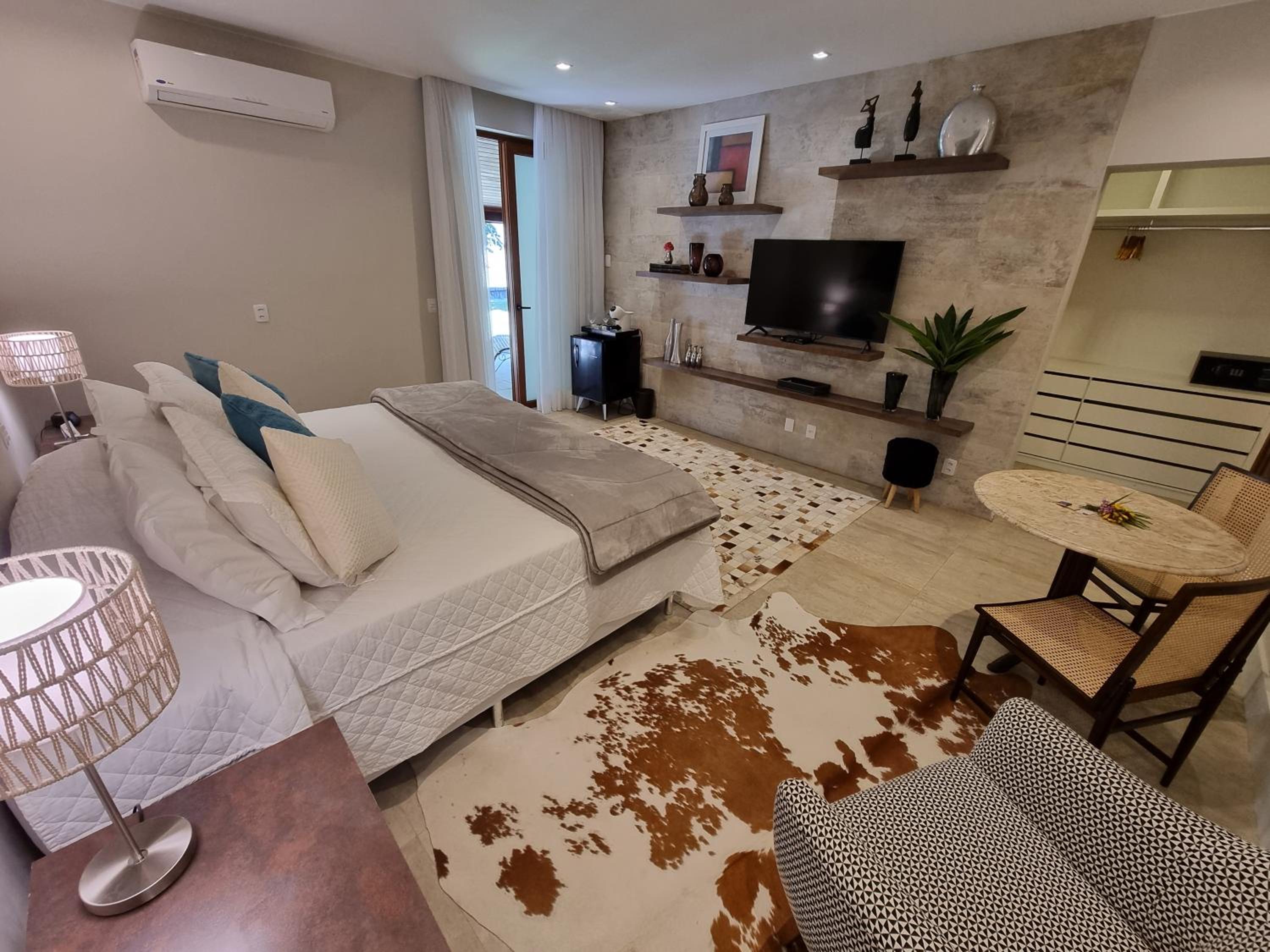 Deluxe King Suite photo 1