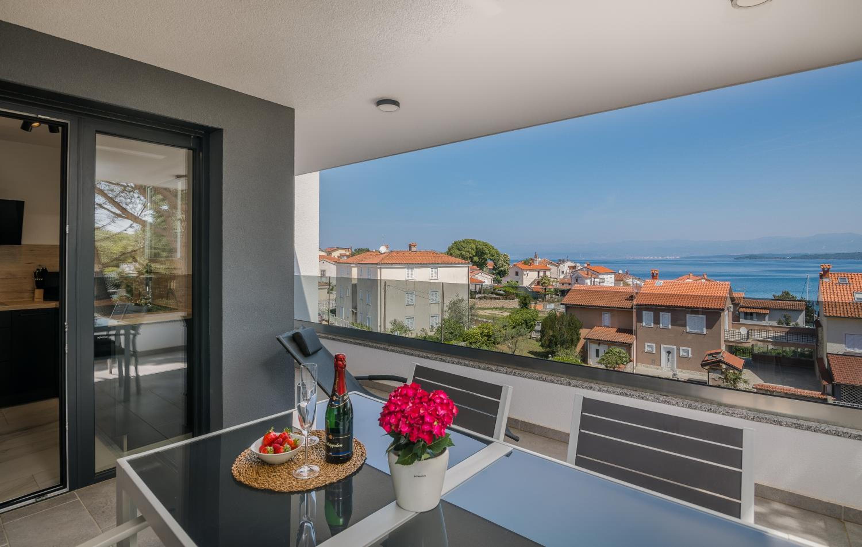 Two-Bedroom Deluxe Apartment with Balcony photo 2
