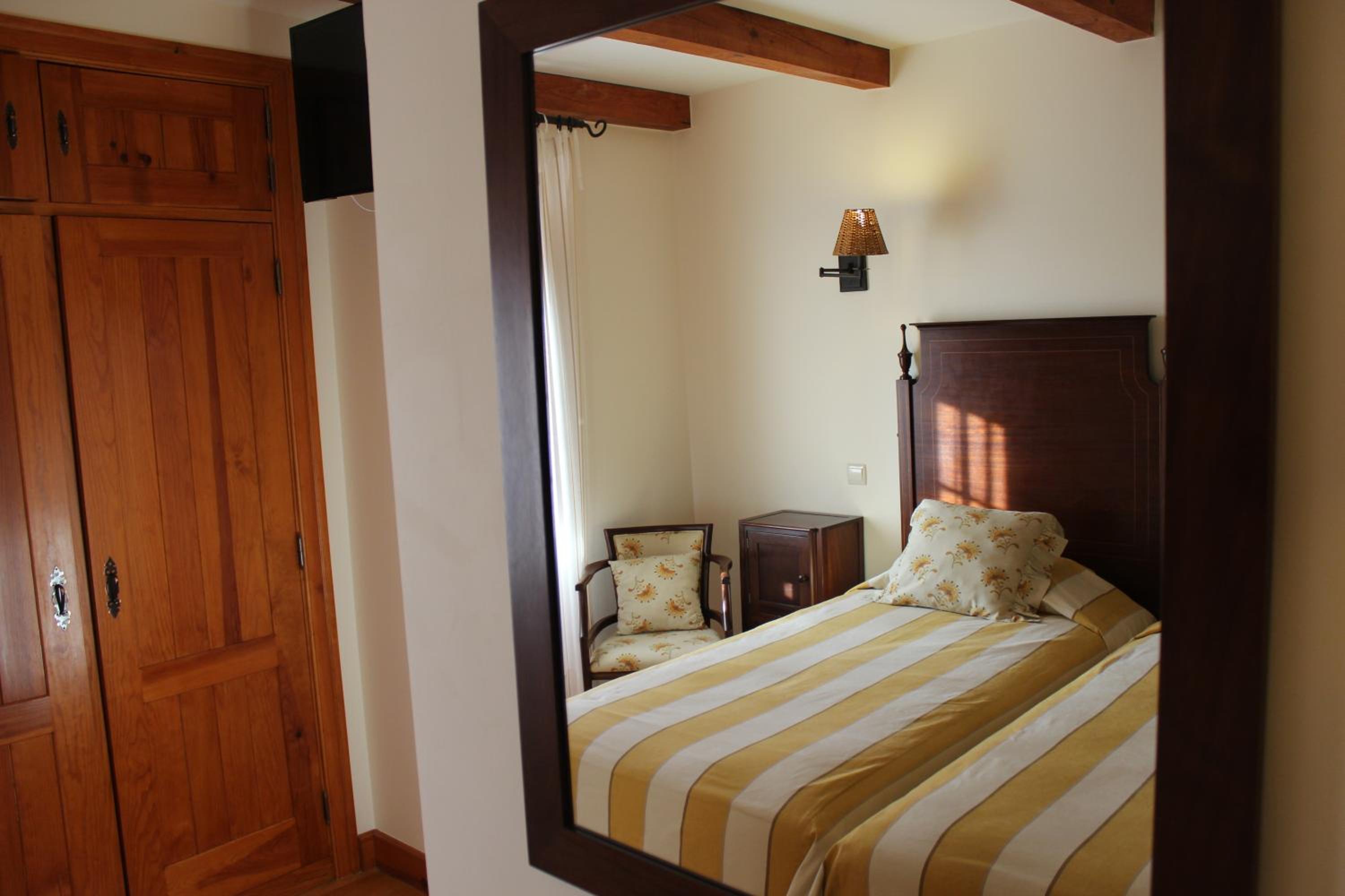 Double or Twin Room - Photo 11