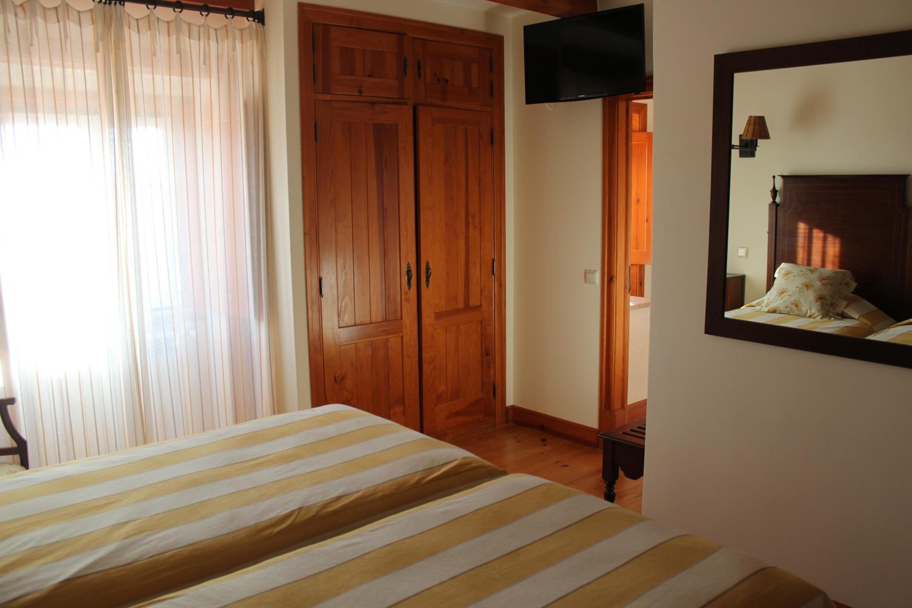 Double or Twin Room - Photo 10