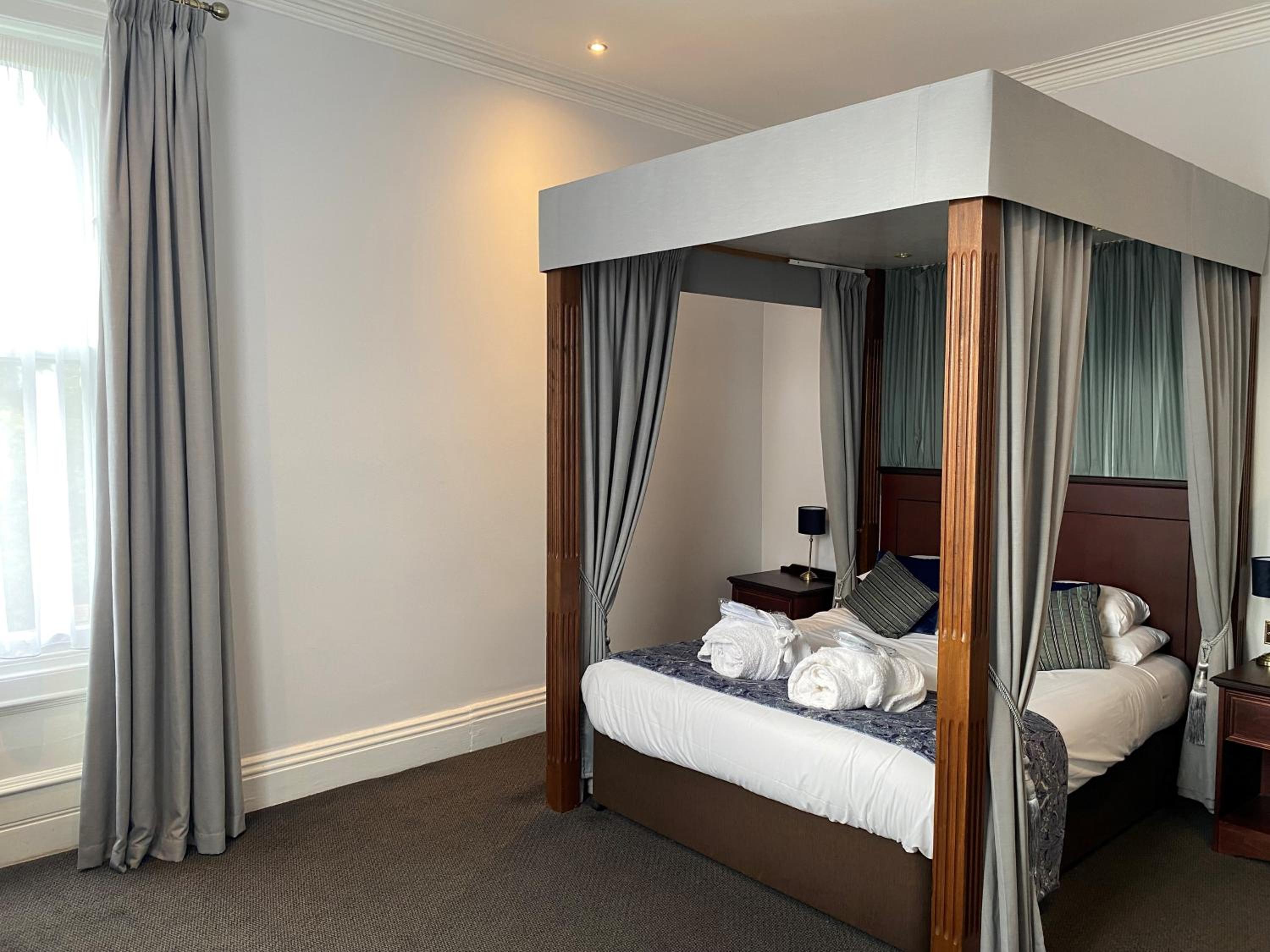 Suite With Four Poster Bed - Photo 1