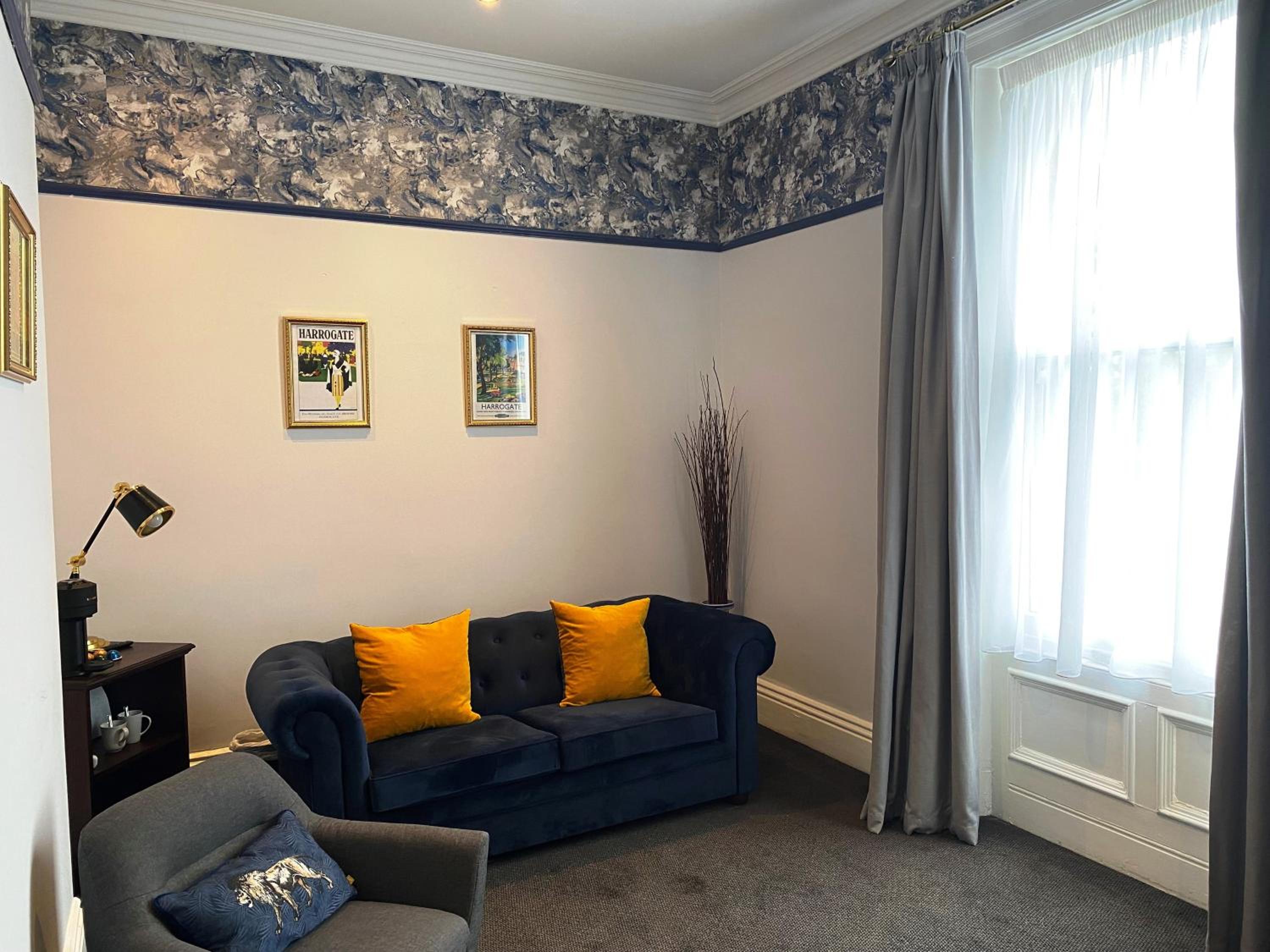 Suite With Four Poster Bed - Photo 3