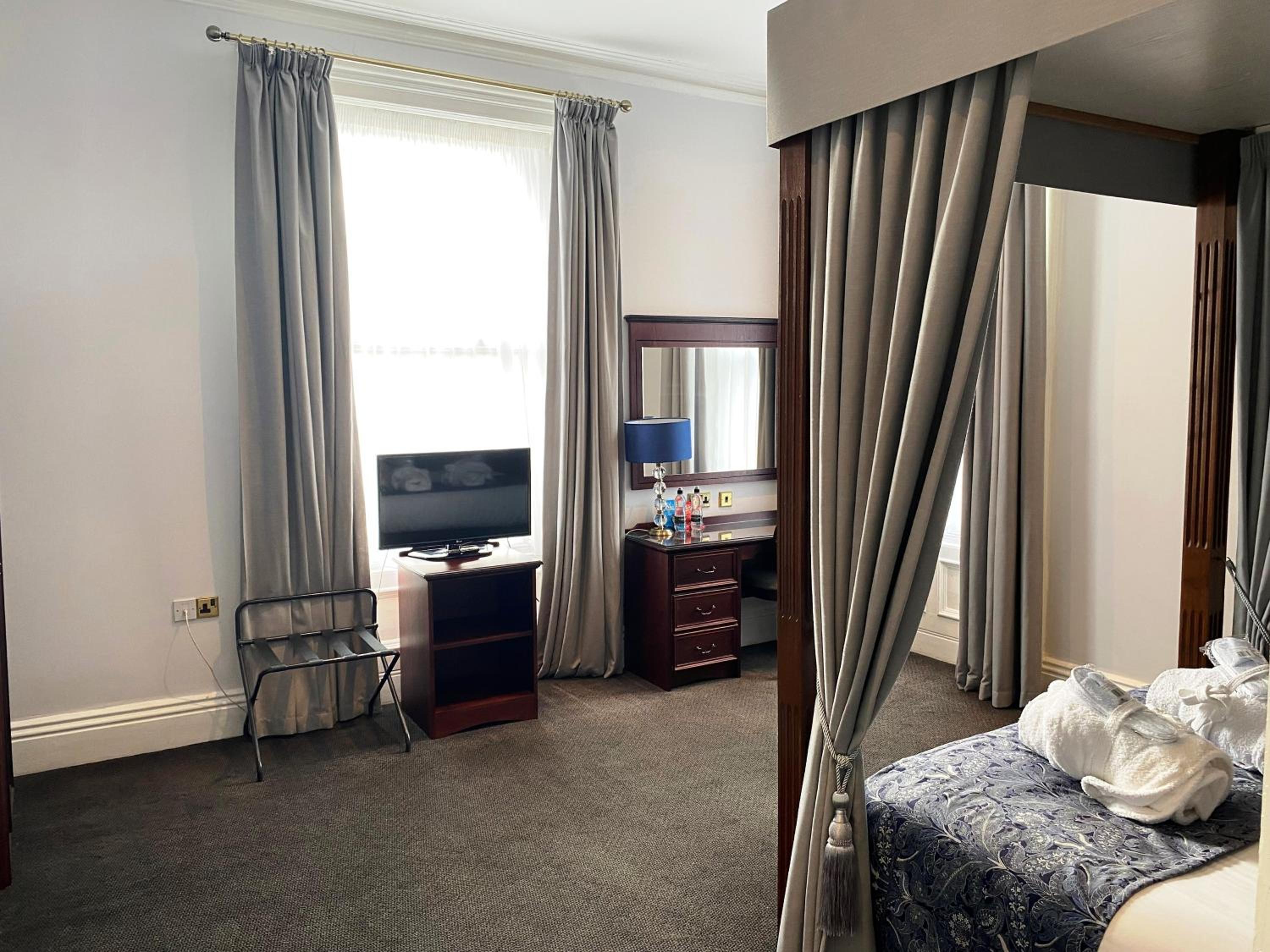 Suite With Four Poster Bed - Photo 4