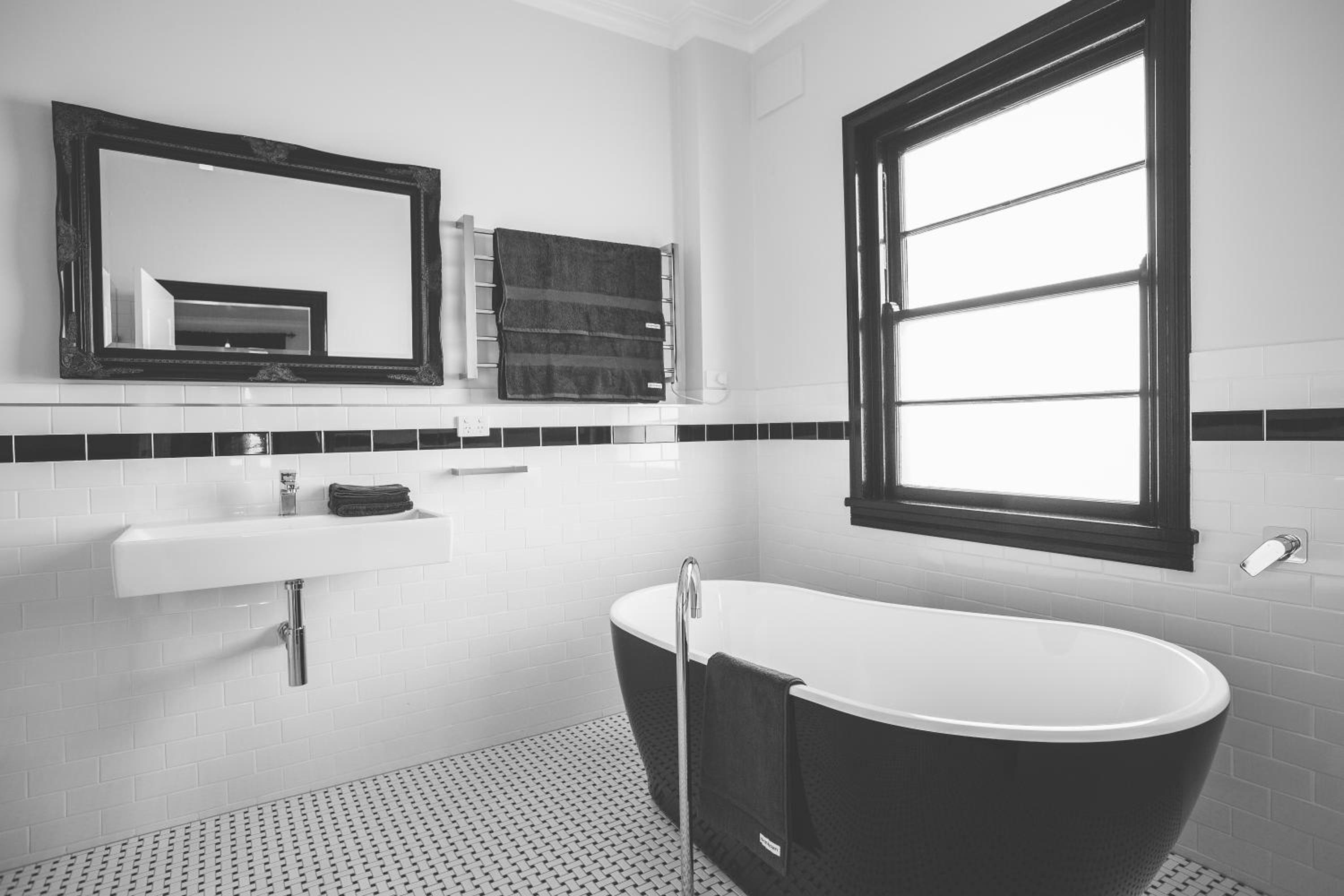 Deluxe Queen Room with Balcony (no pets) photo 2