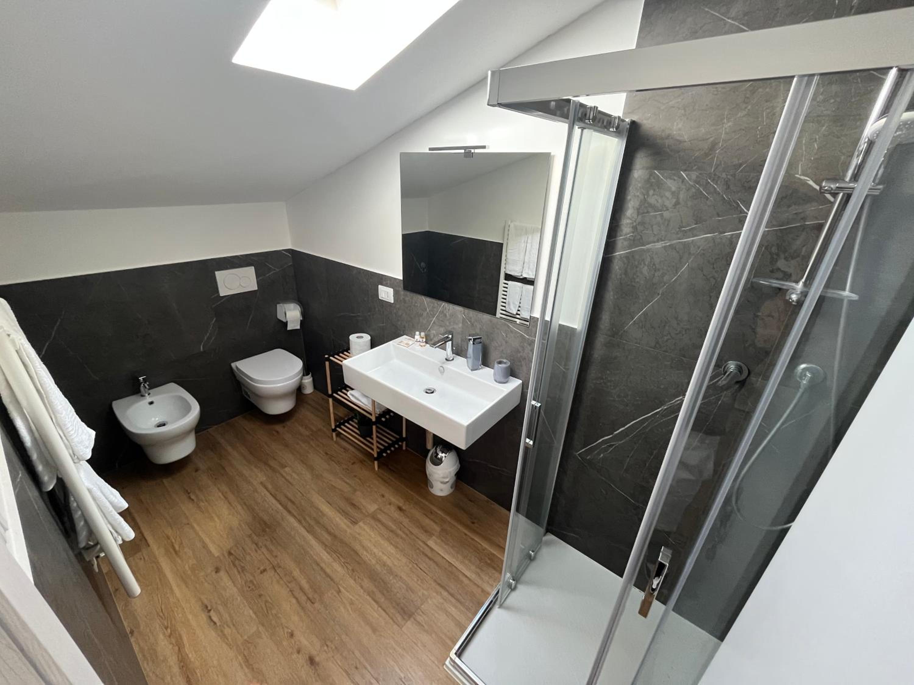 Deluxe Junior Suite - Photo 9