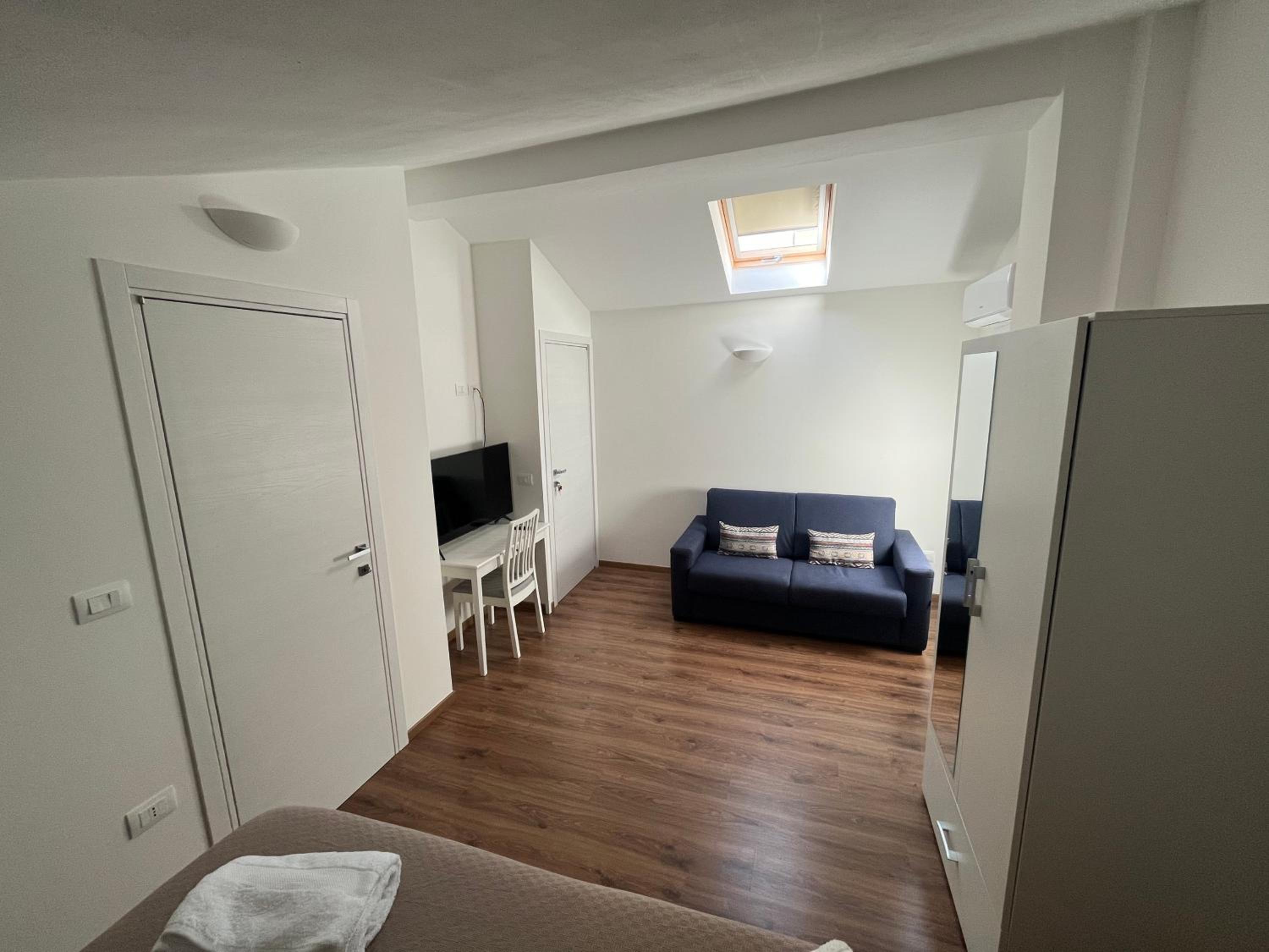 Deluxe Junior Suite - Photo 10