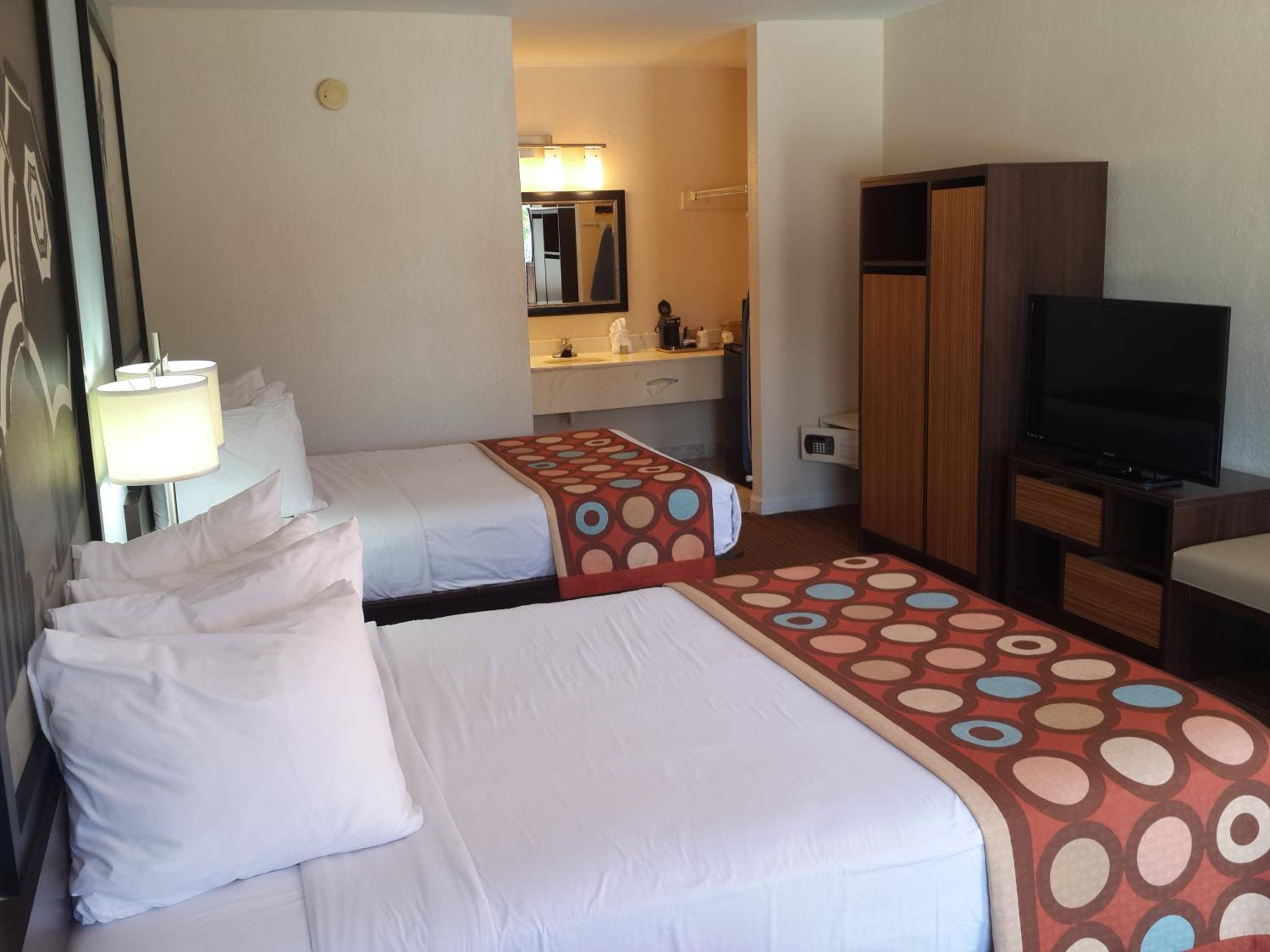 Double Room with Two Double Beds and Pool View - Non-Smoking - Photo 23