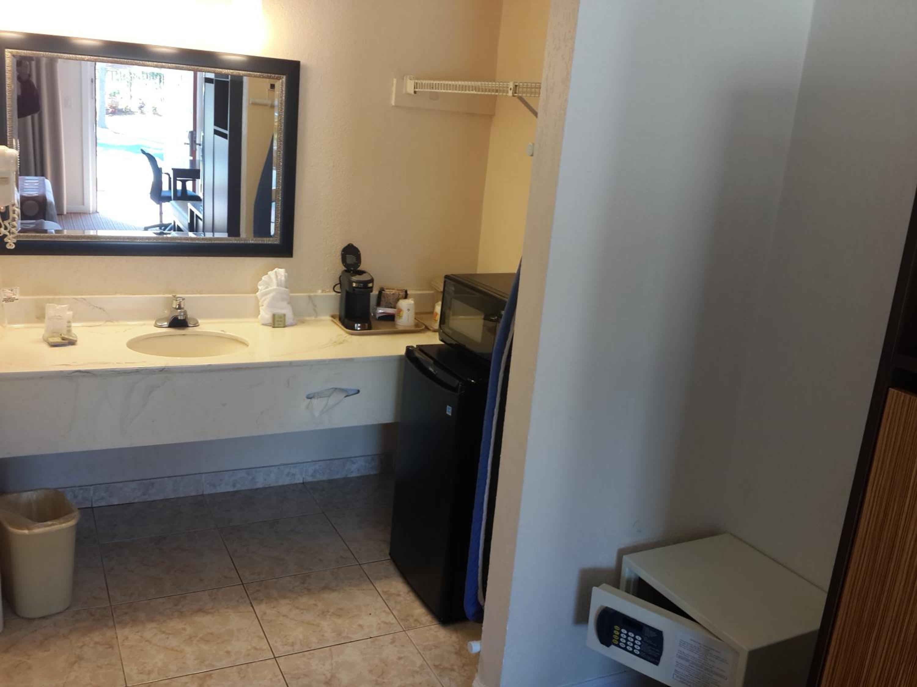 Double Room with Two Double Beds and Pool View - Non-Smoking - Photo 22
