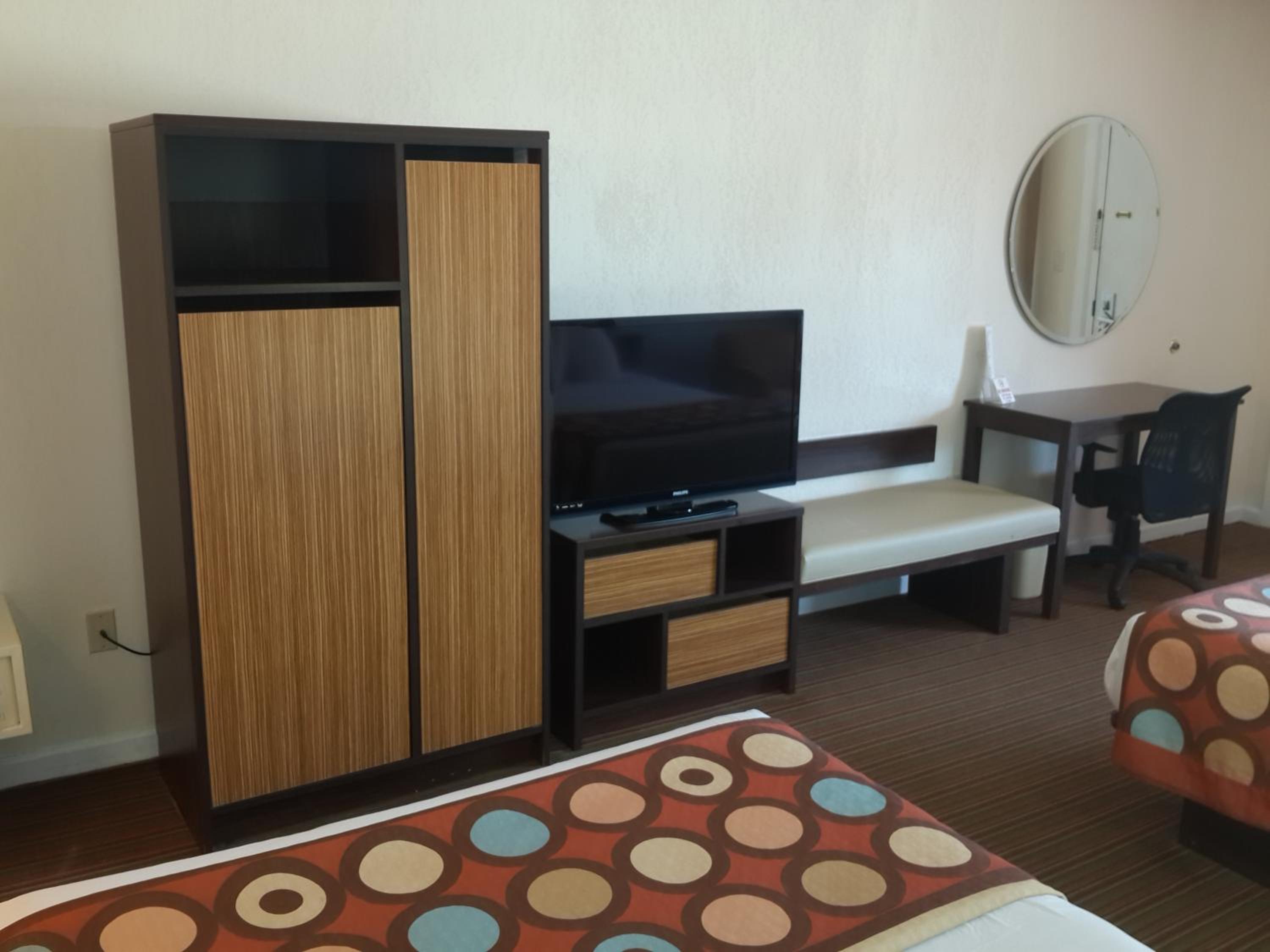 Double Room with Two Double Beds and Pool View - Non-Smoking - Photo 21
