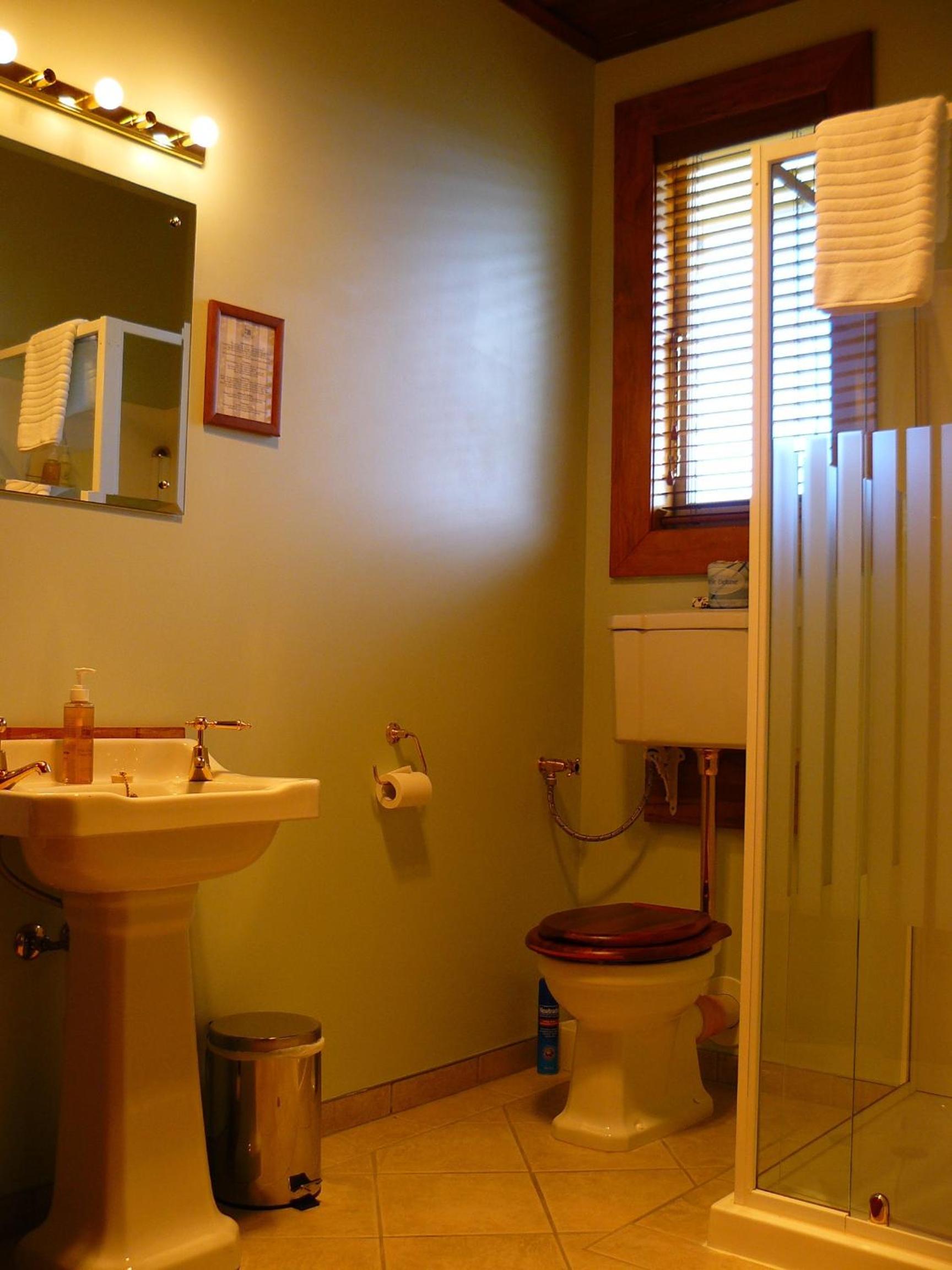 Queen Room photo 2