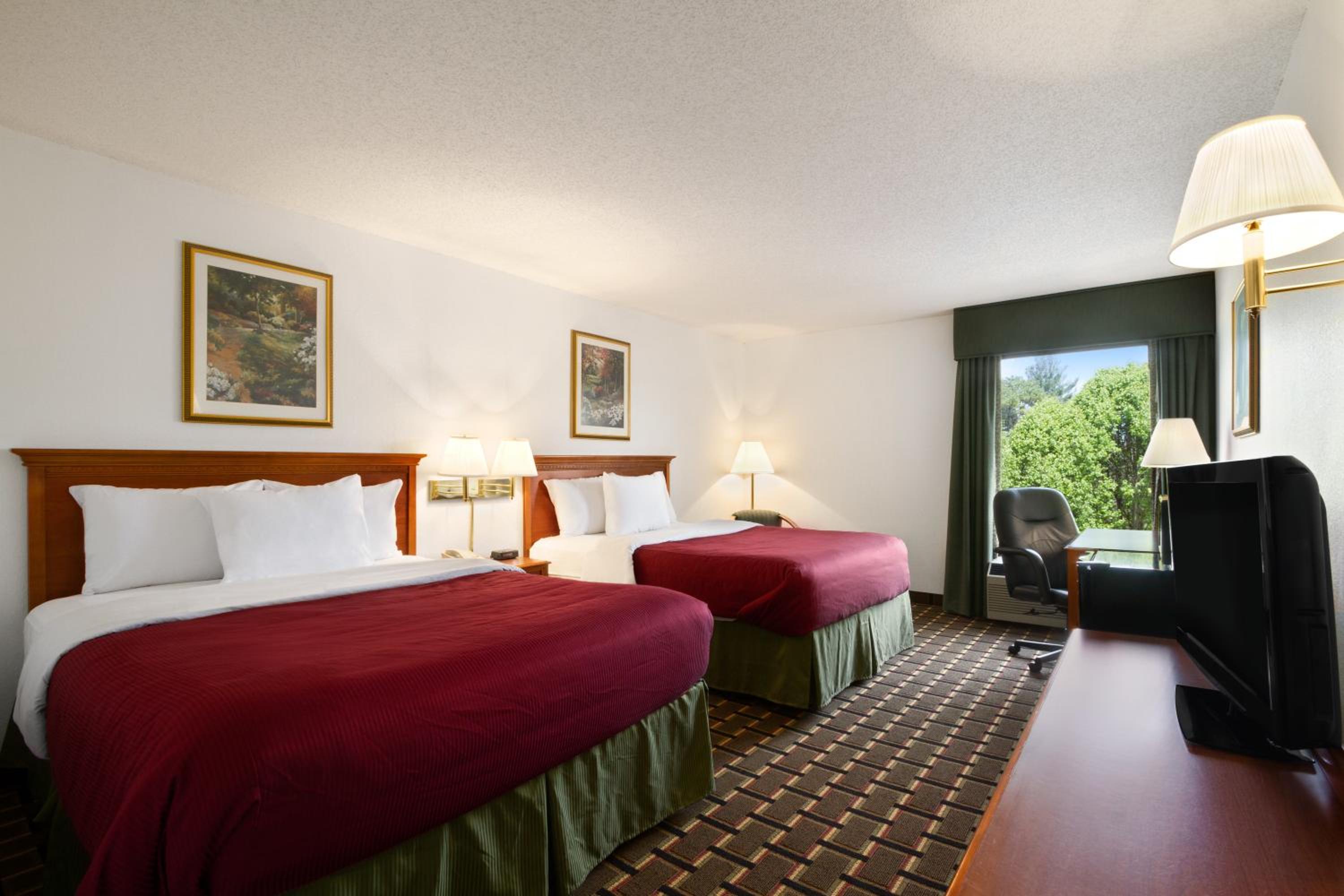 Queen Room with Two Queen Beds - Non-Smoking photo 1