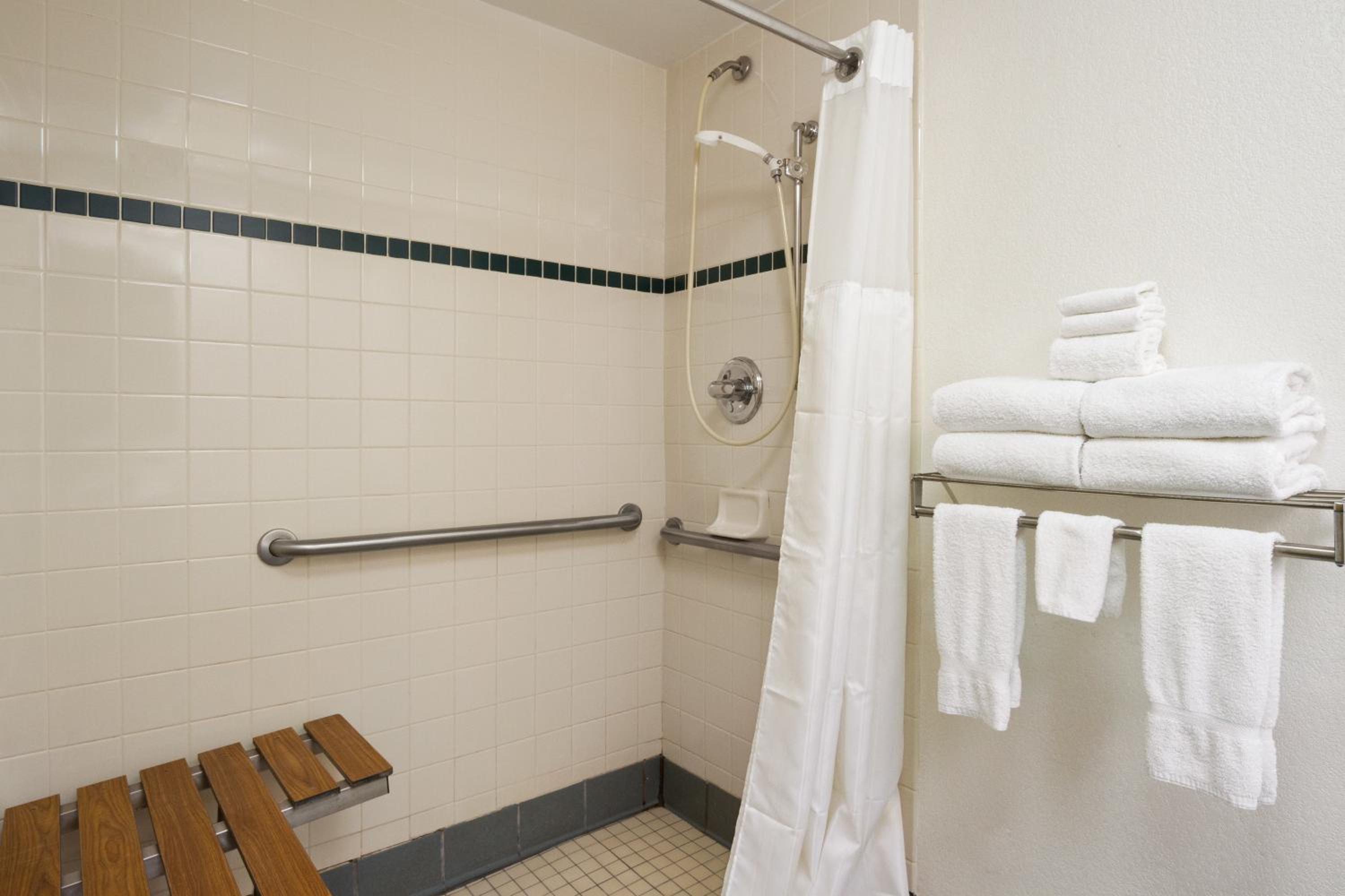 King Room - Disability Access - Non-Smoking photo 2