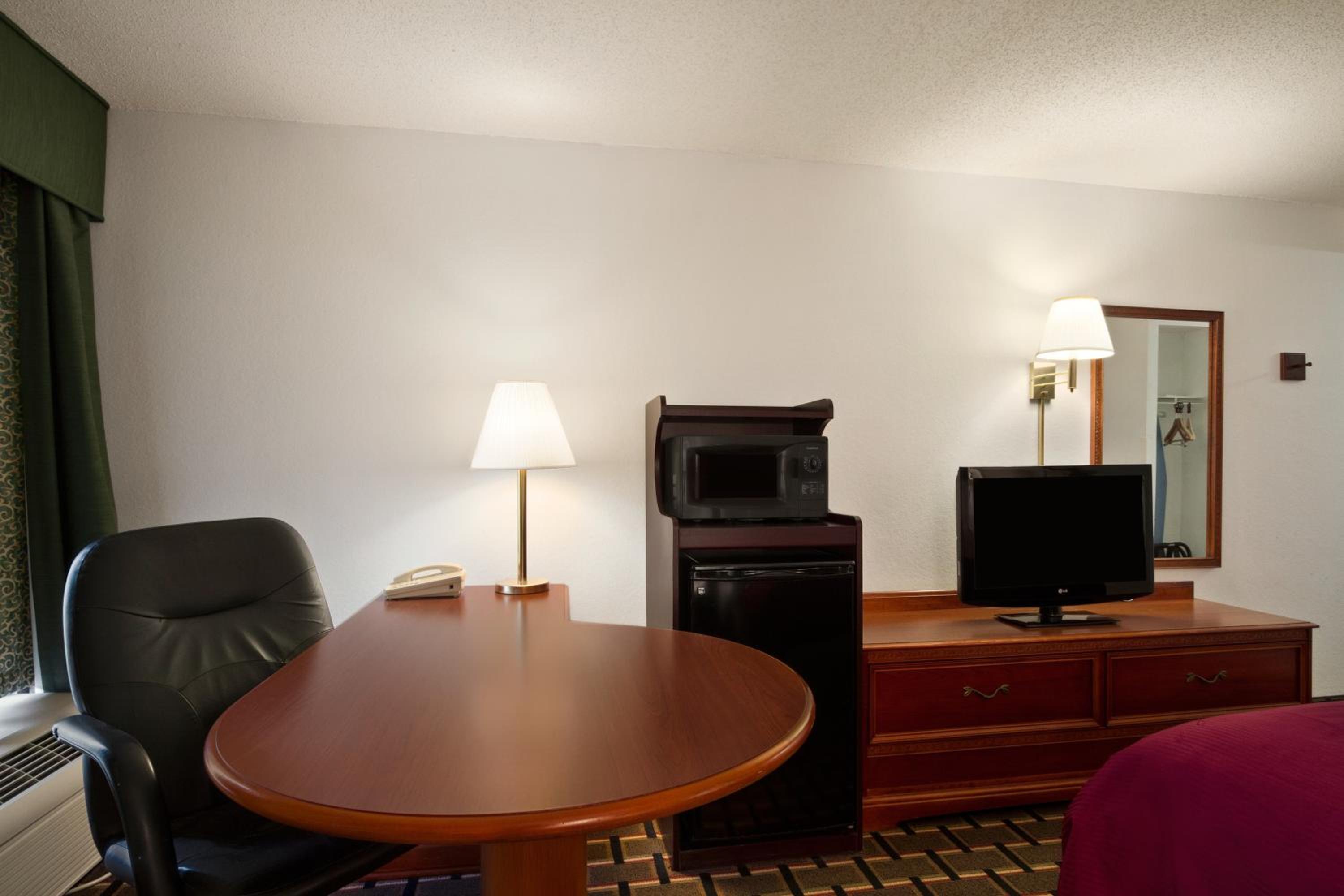 Two-Bedroom Queen Suite - Non-Smoking photo 2