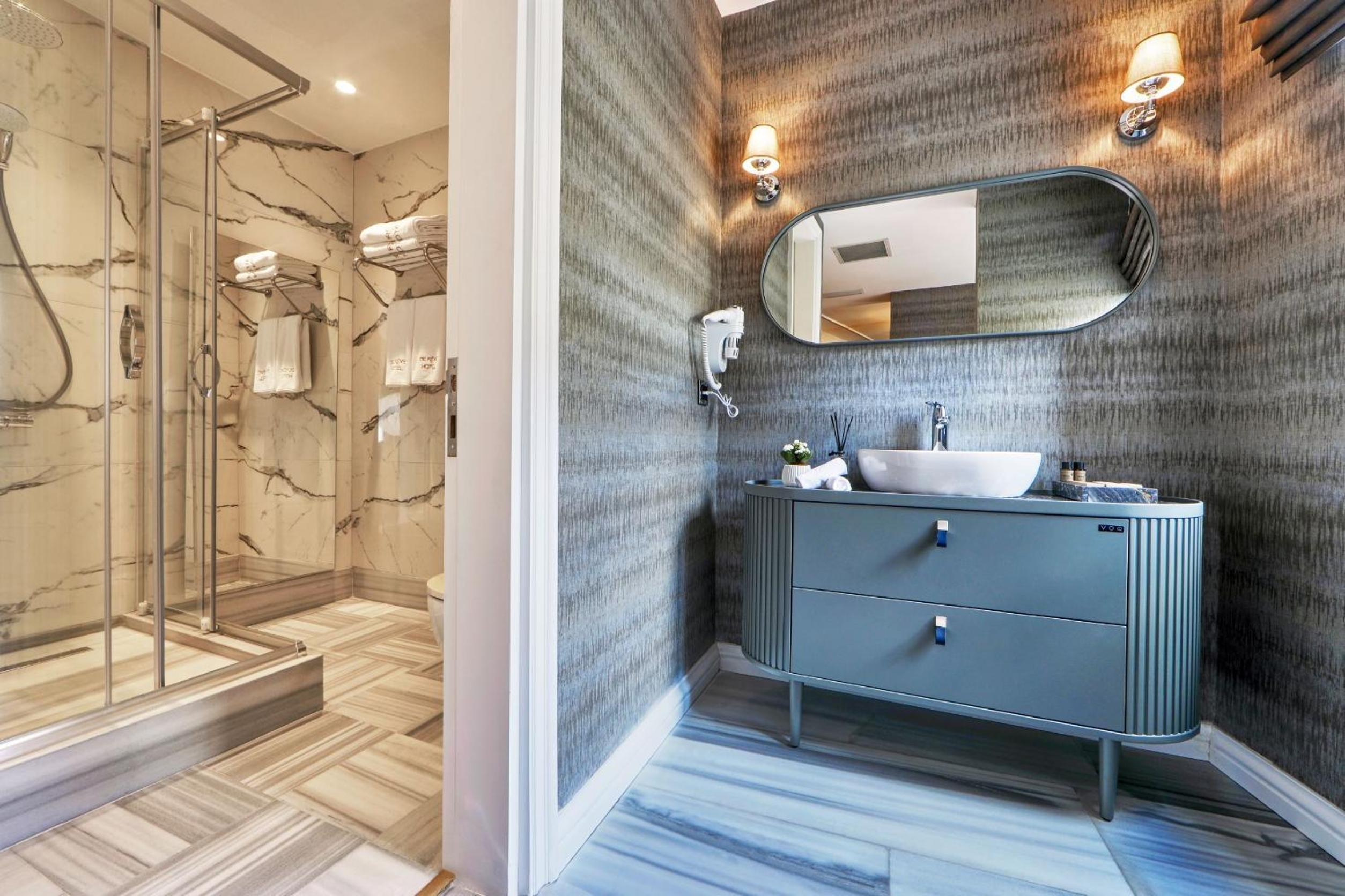 Deluxe Suite with Jacuzzi thumbnail 5