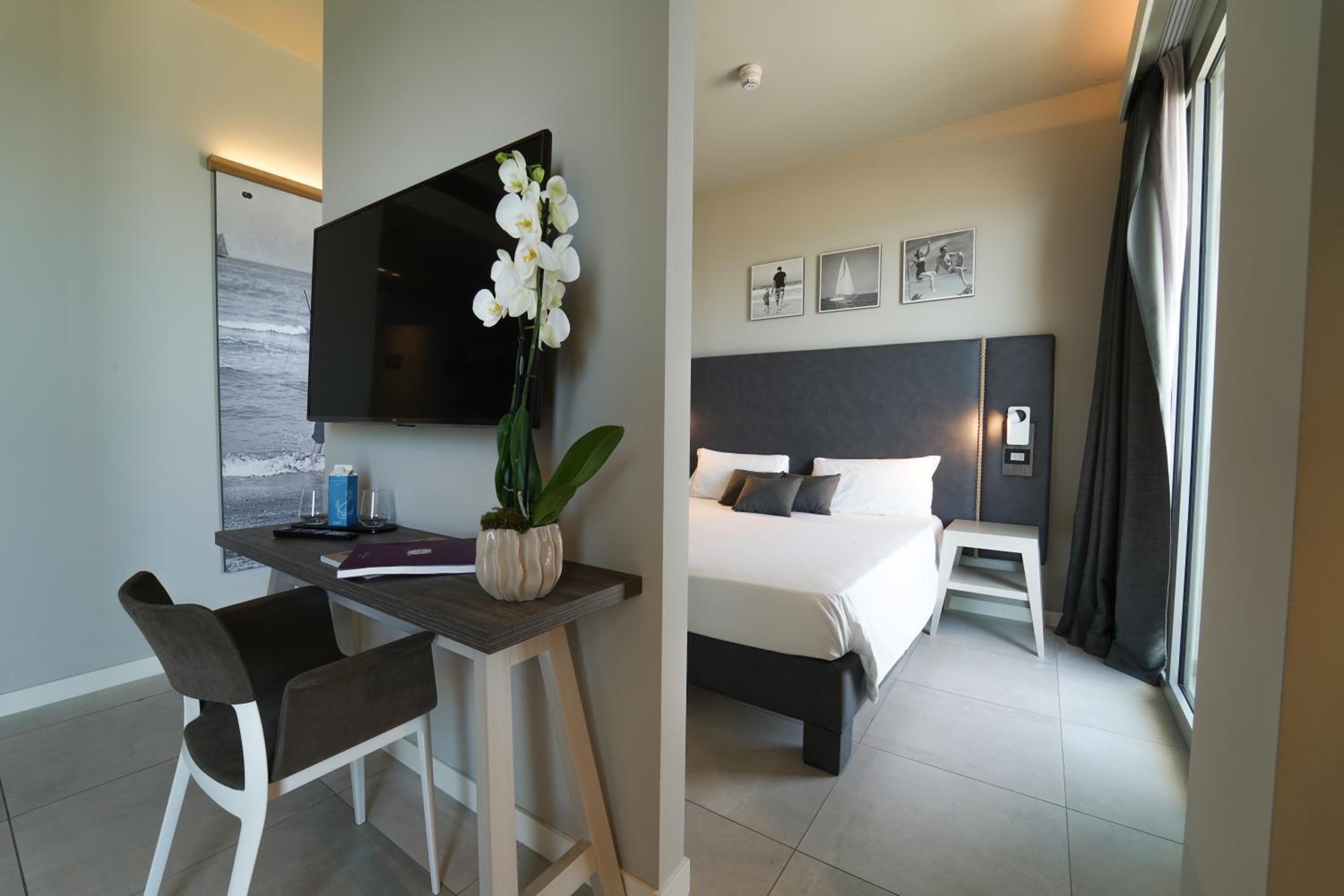 Junior Suite with Sea View - Photo 1