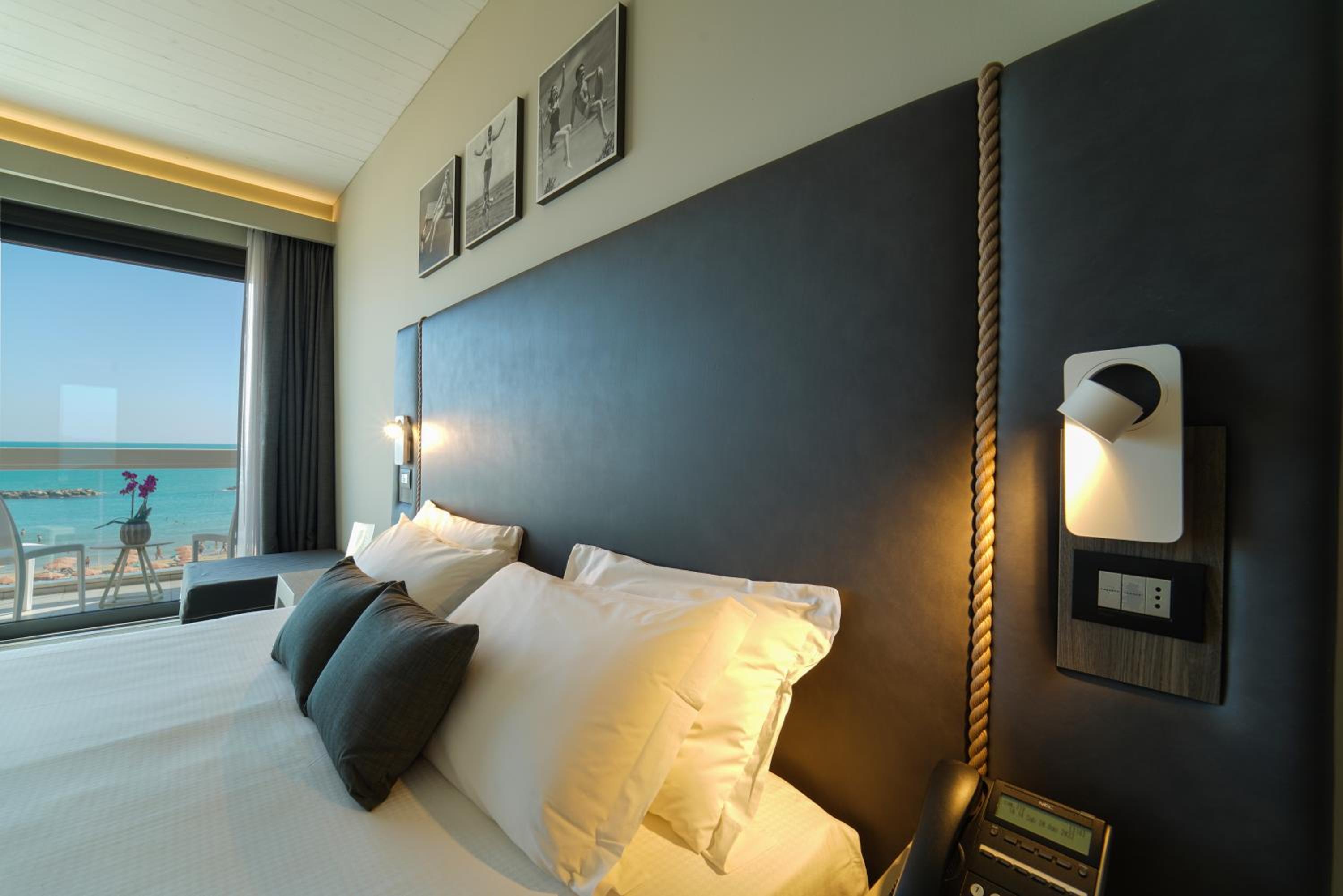 Junior Suite with Sea View - Photo 3