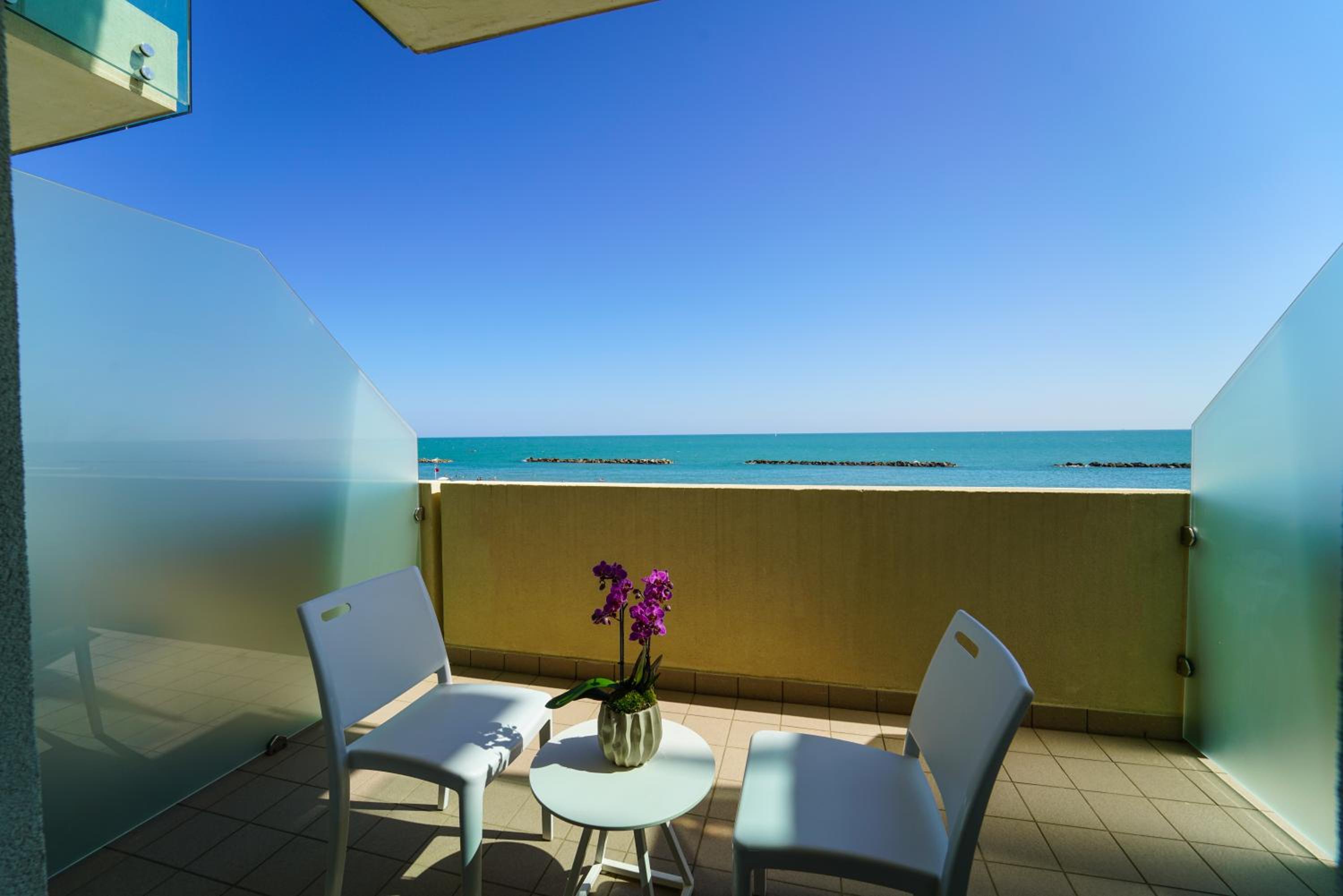 Junior Suite with Sea View - Photo 12