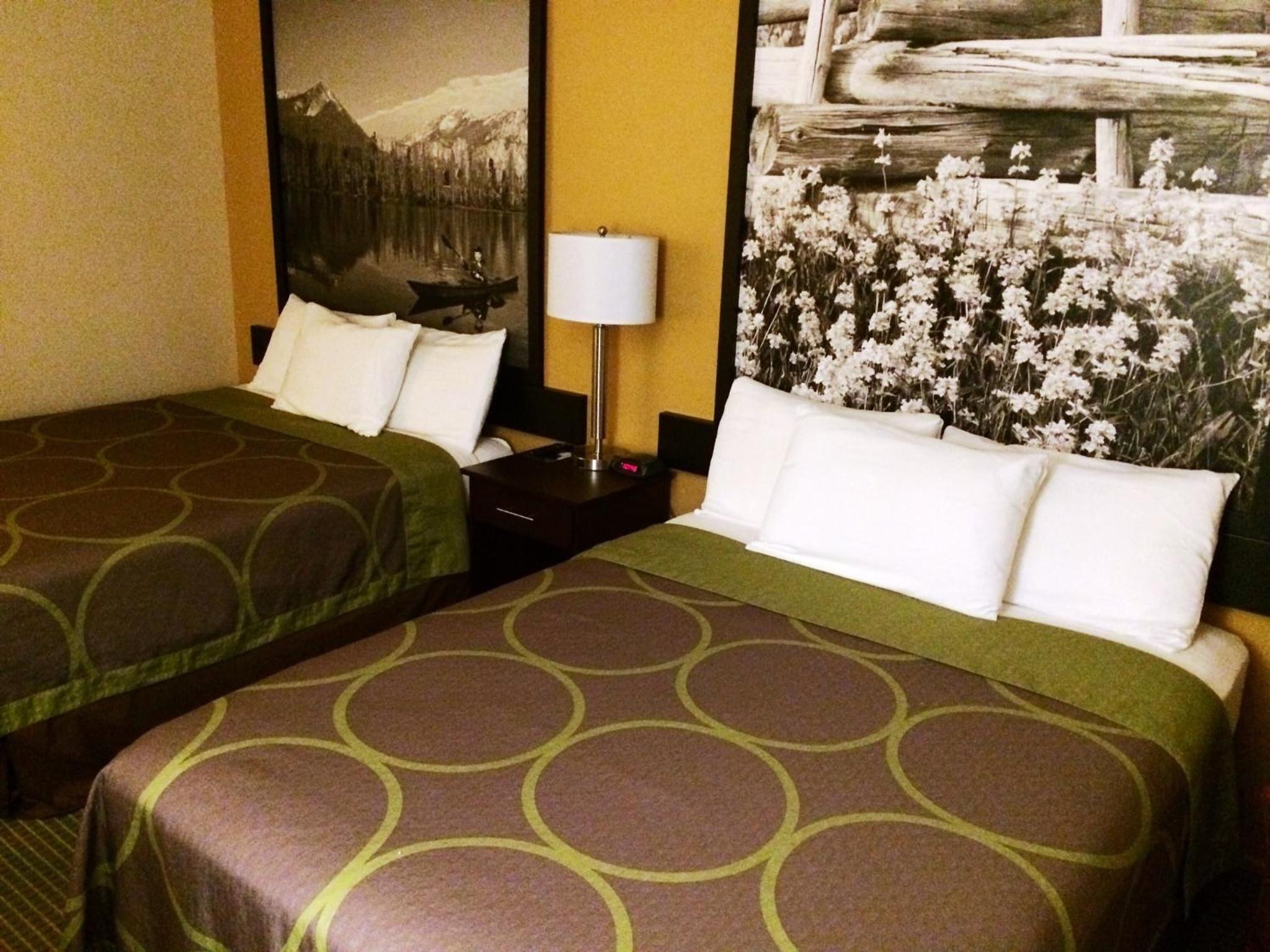 Queen Room with Two Queen Beds - Non-Smoking - Photo 2