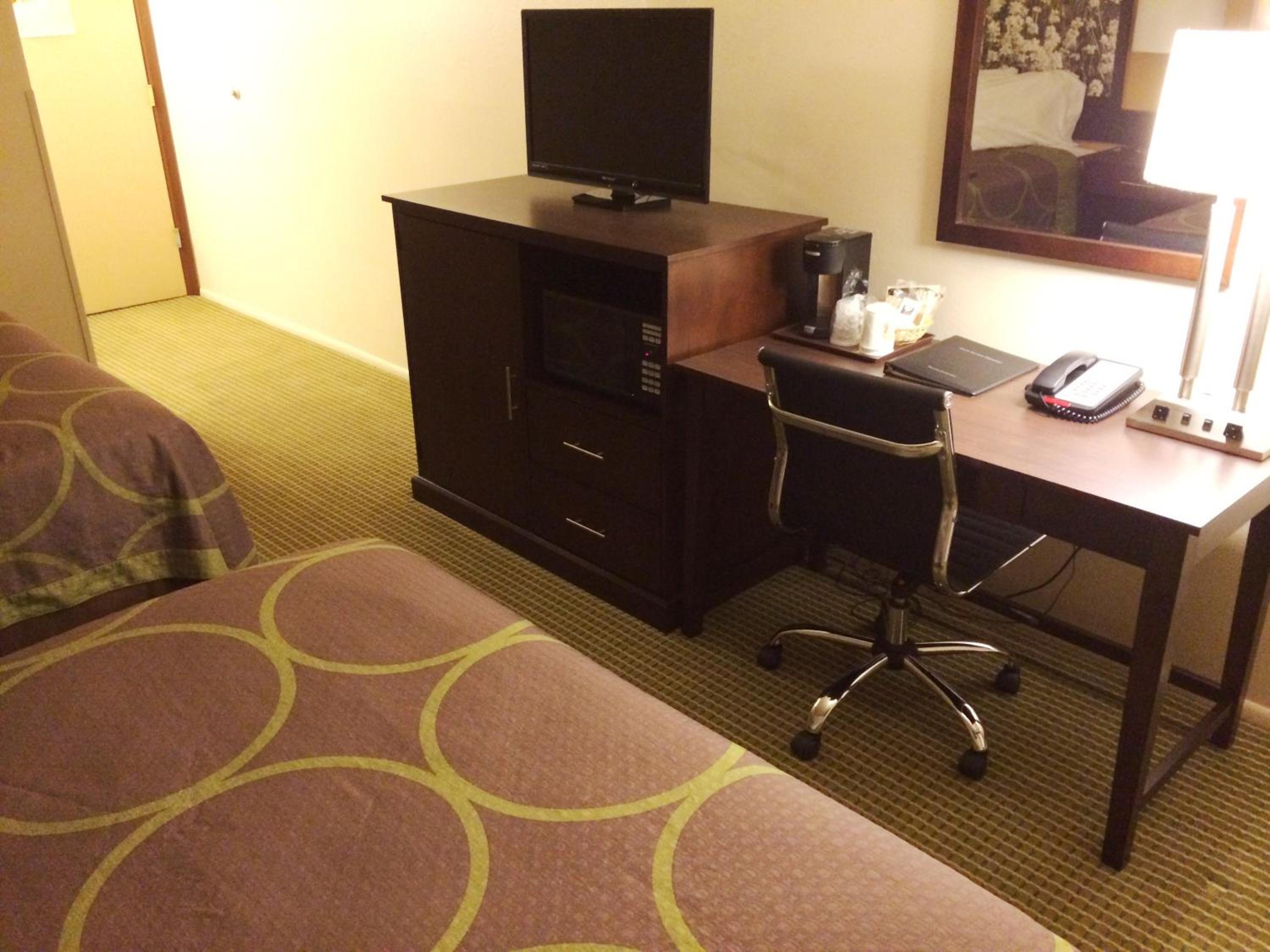Queen Room with Two Queen Beds - Non-Smoking - Photo 5