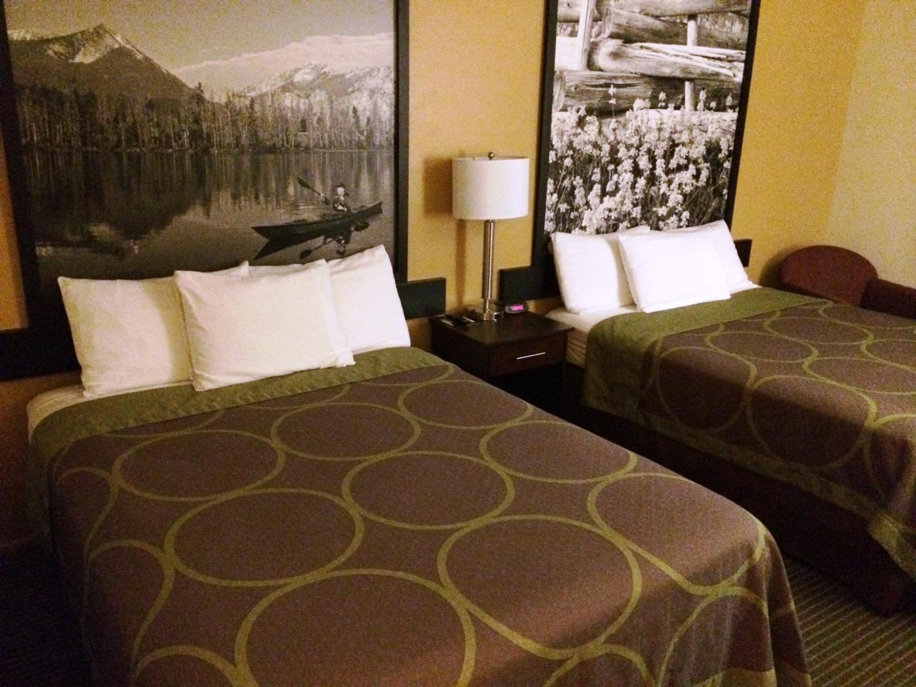 Queen Room with Two Queen Beds - Non-Smoking - Photo 4