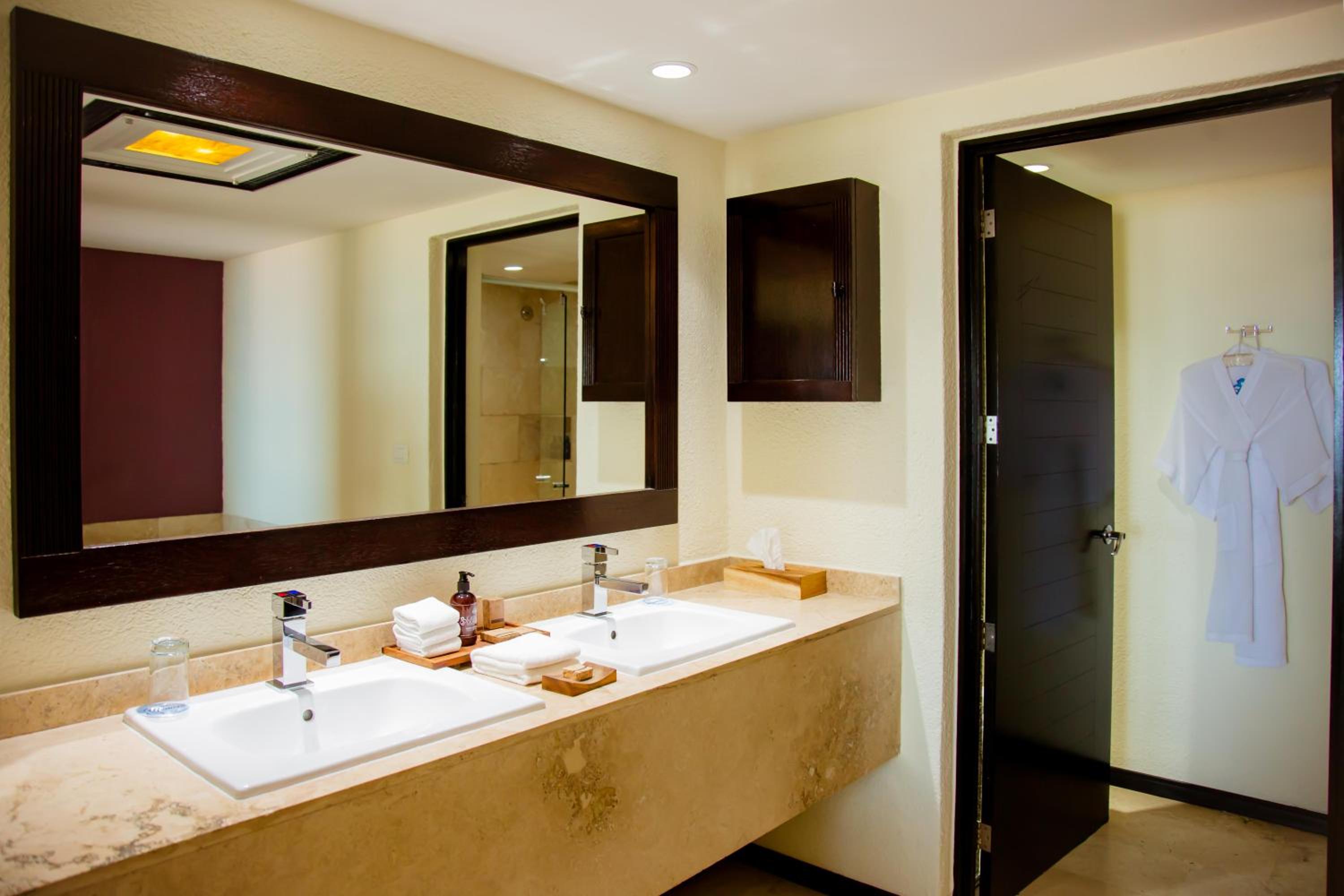 One-Bedroom Suite thumbnail 5
