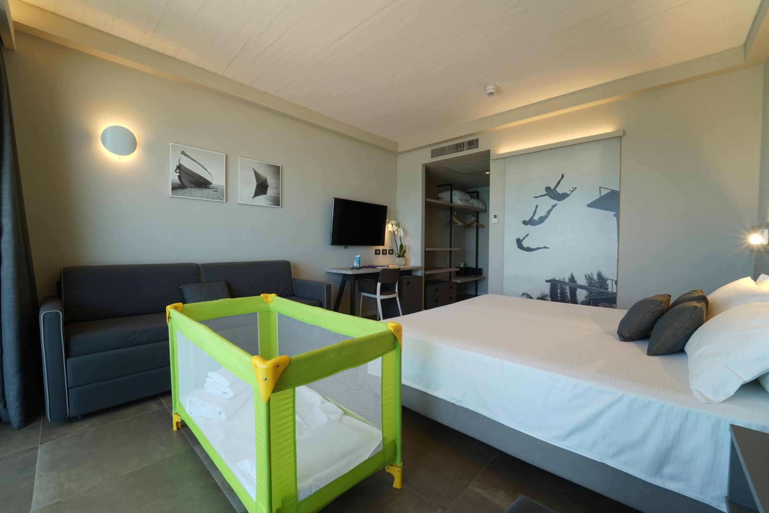 Family Room with Sea View - Photo 7