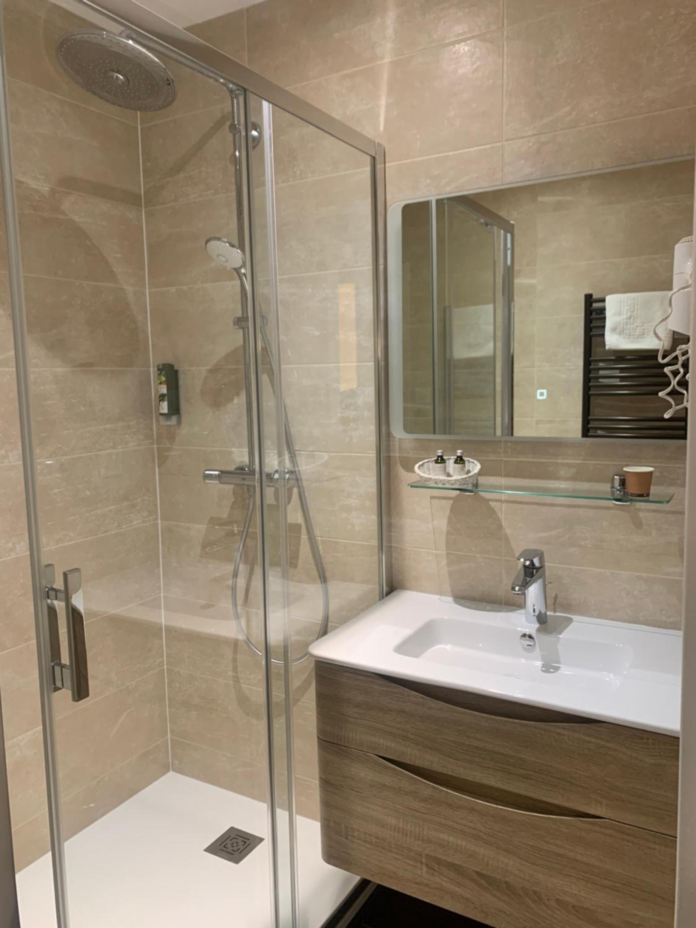 Queen Room - Photo 10