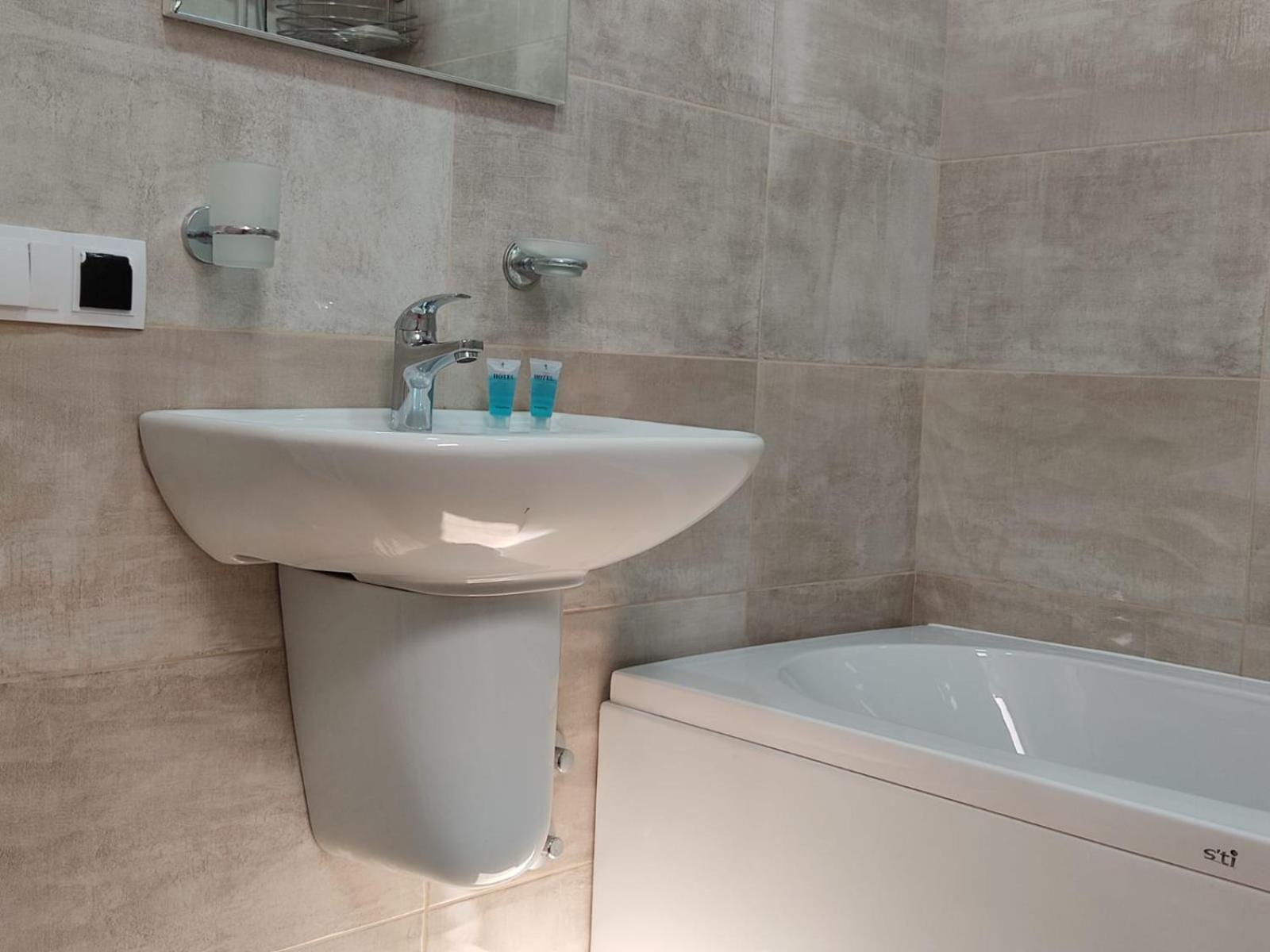 Deluxe Double Room (2 Adults + 1 Child) photo 2