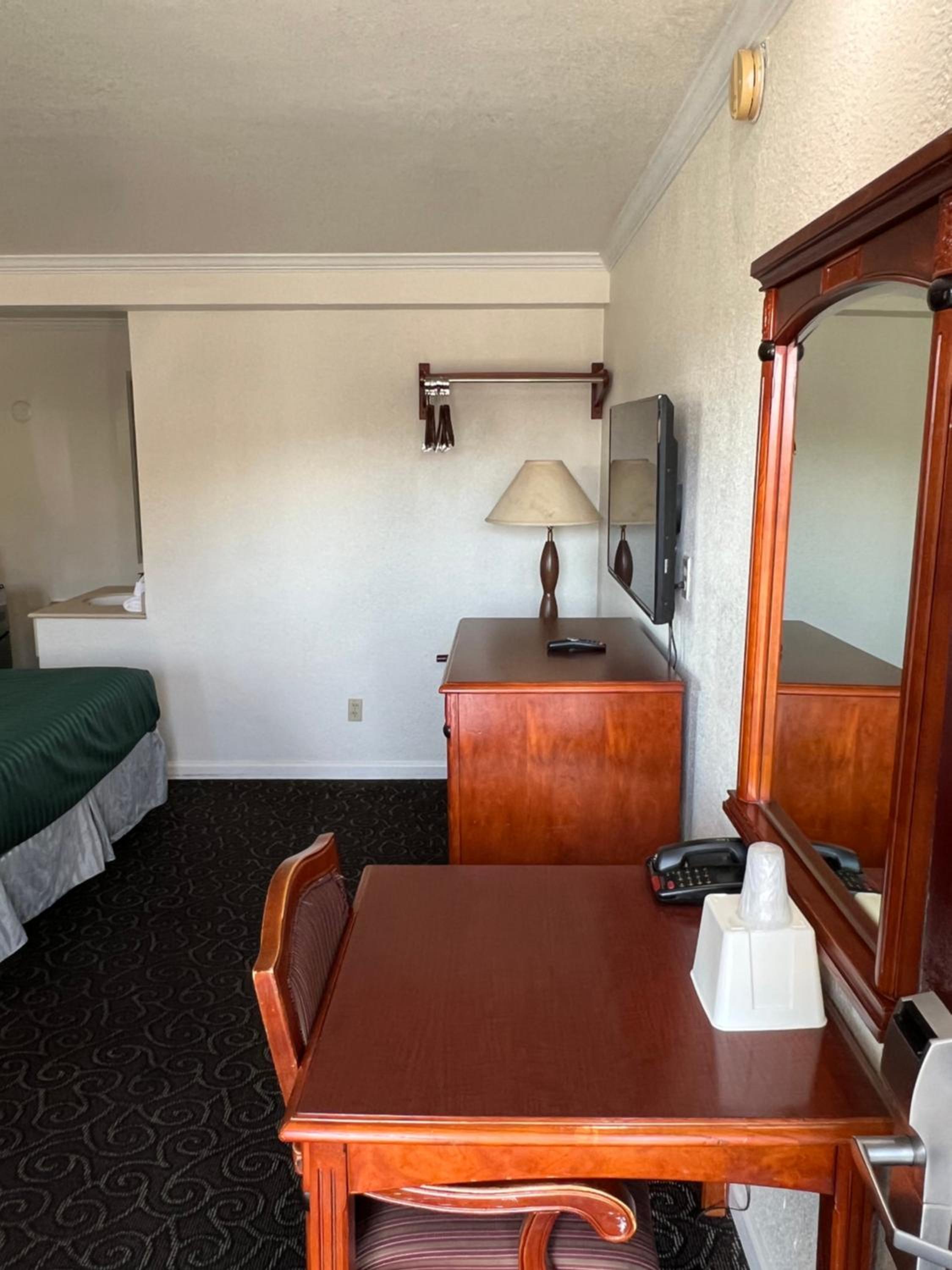 Queen Room with Two Queen Beds - Non-Smoking - Photo 1