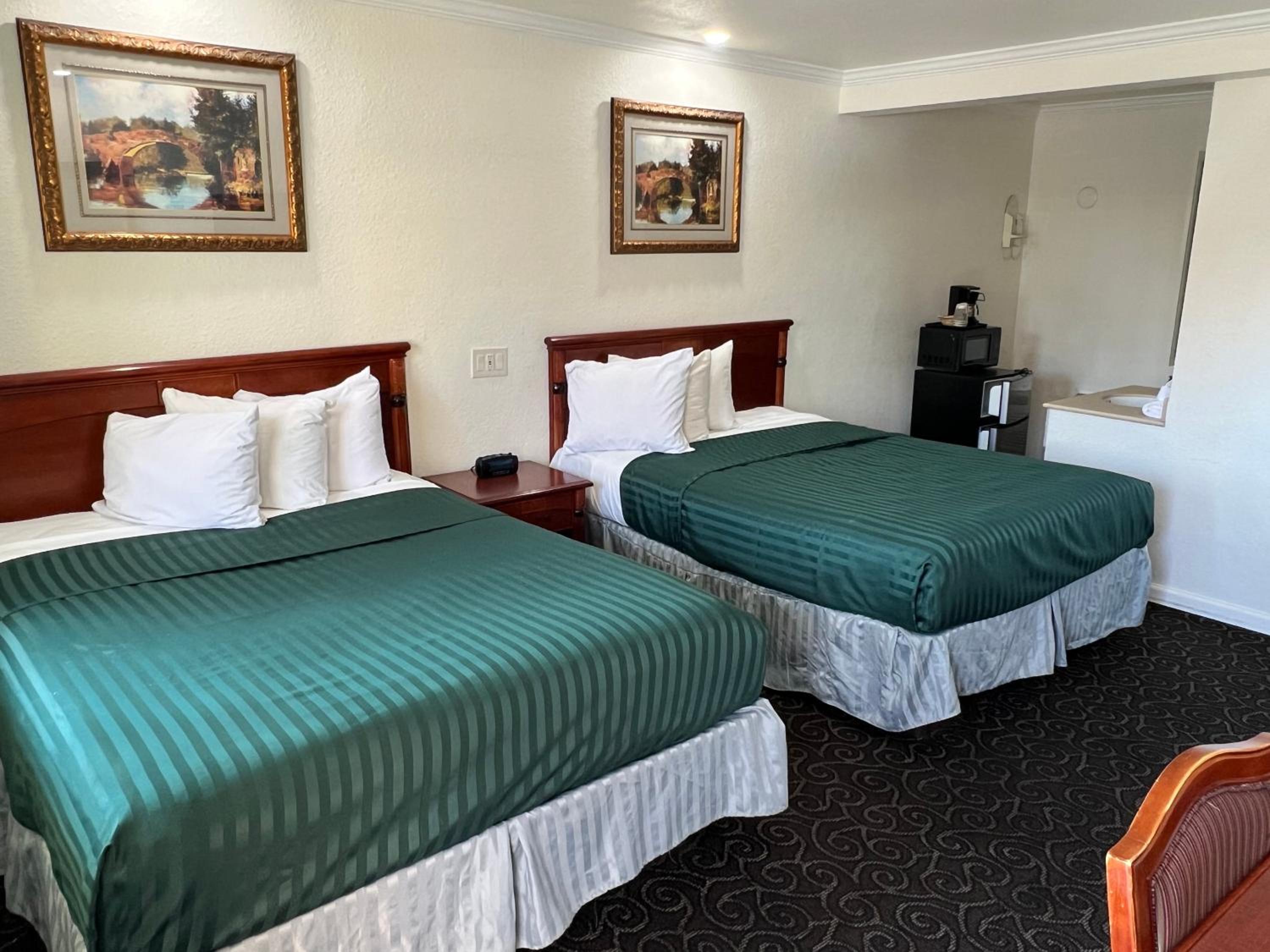 Queen Room with Two Queen Beds - Non-Smoking - Photo 3