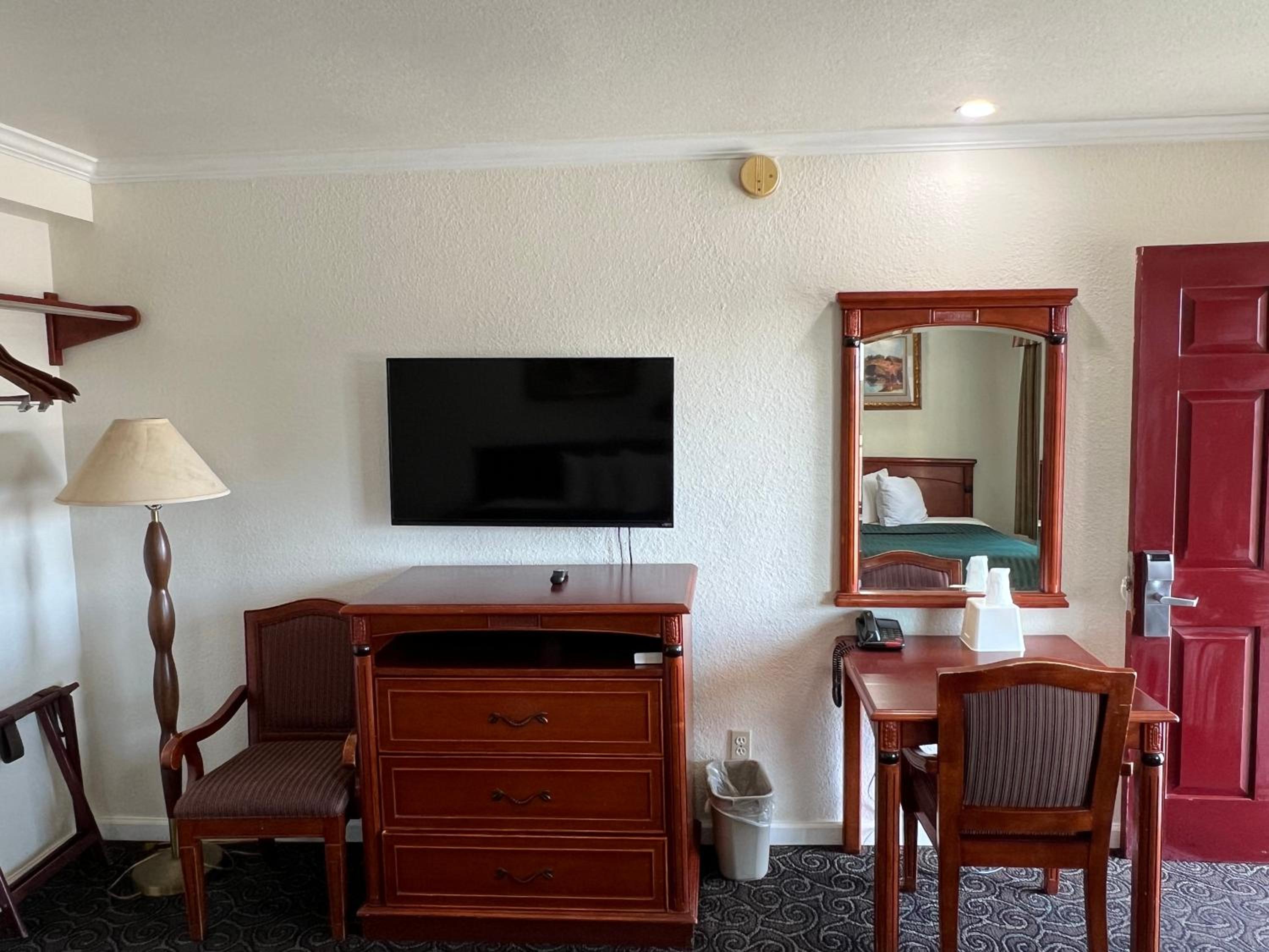 Queen Room with Two Queen Beds - Non-Smoking - Photo 5