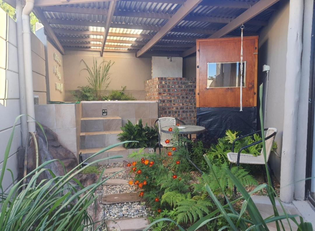 Double Room with Patio - Photo 9