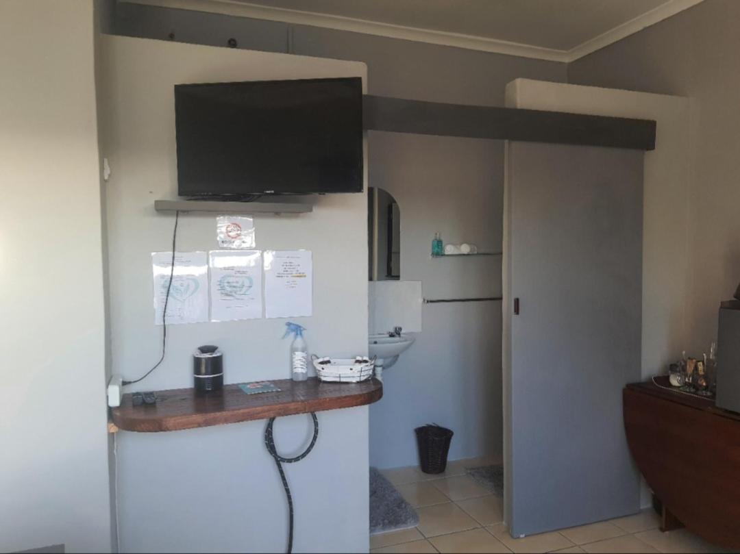 Double Room with Patio - Photo 21