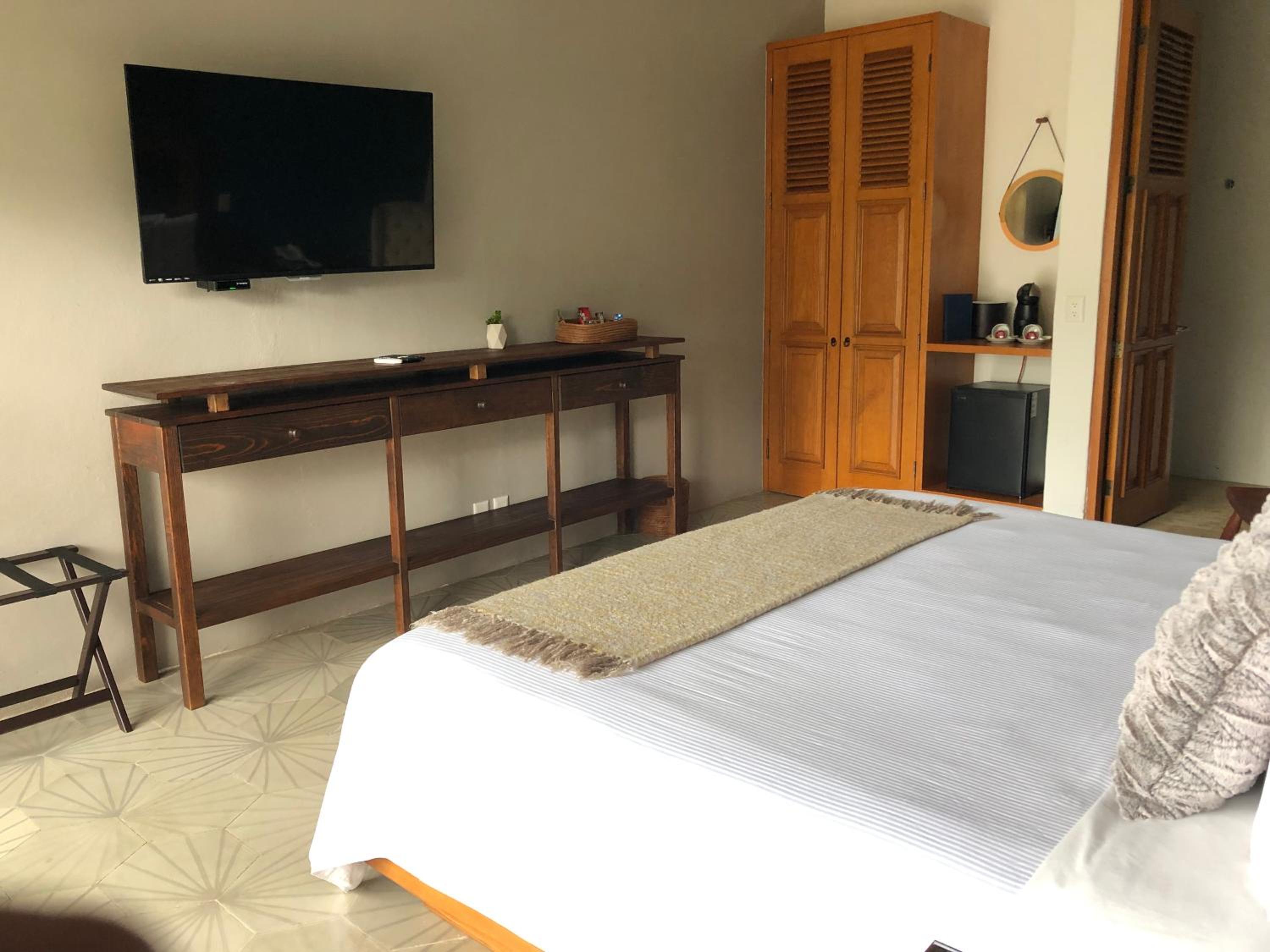 Standard King Room - Photo 4
