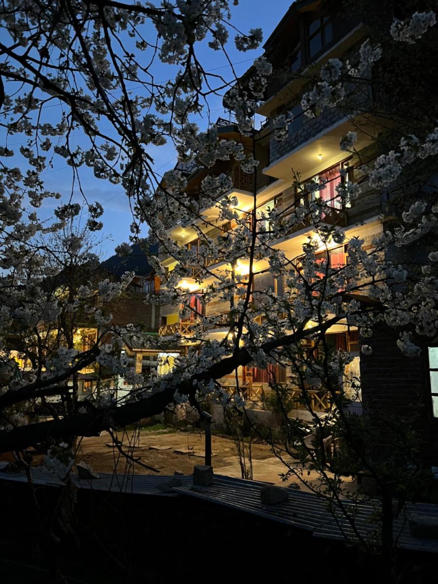 Deluxe Double Room with Balcony - Photo 7