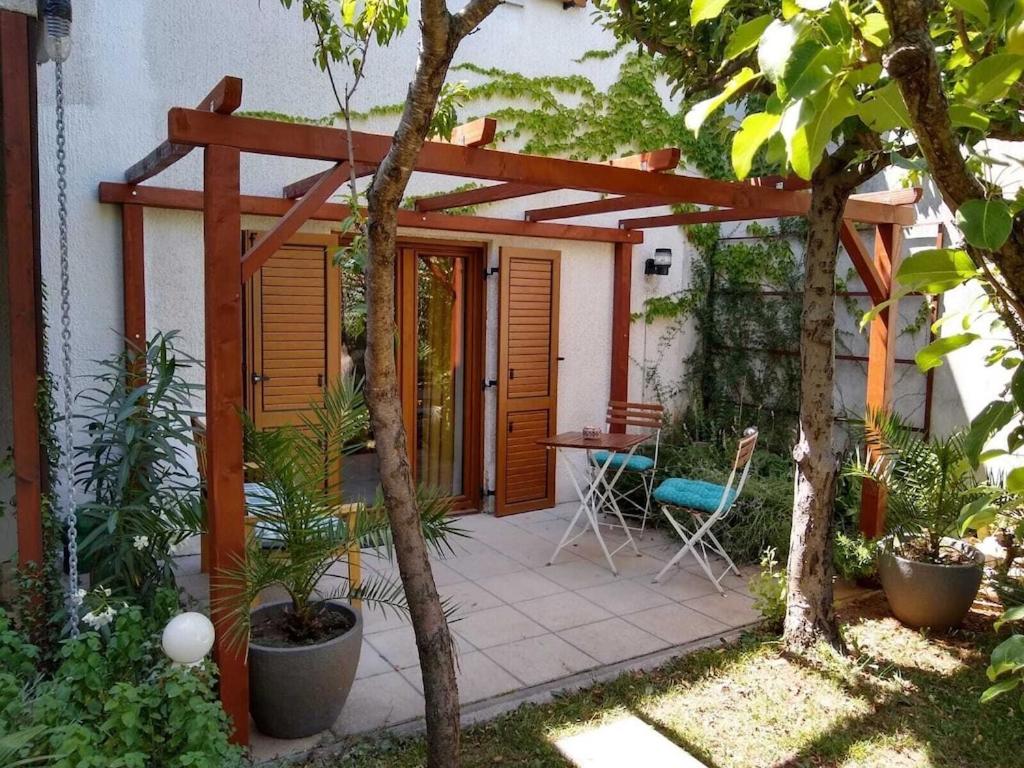 Three-Bedroom House photo 3