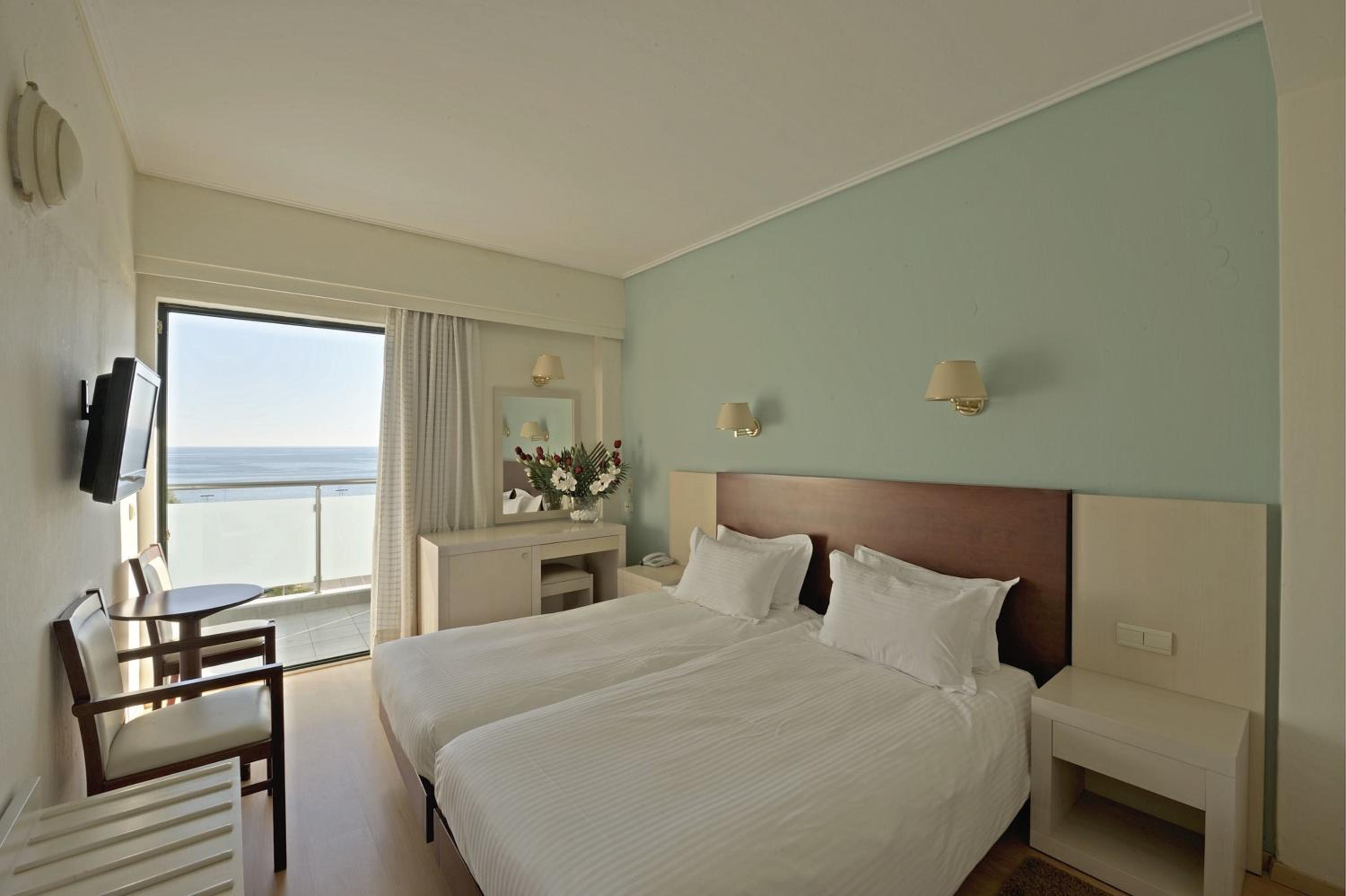 Superior Twin Room with Sea View - Photo 10